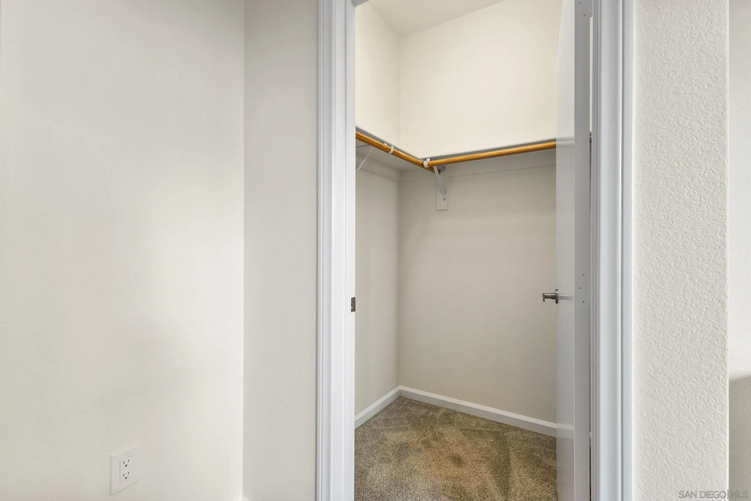 https://cdn.realtyfeed.com/cdn/127/260022829/45567d73223c0c9243de3996e564a174.webp