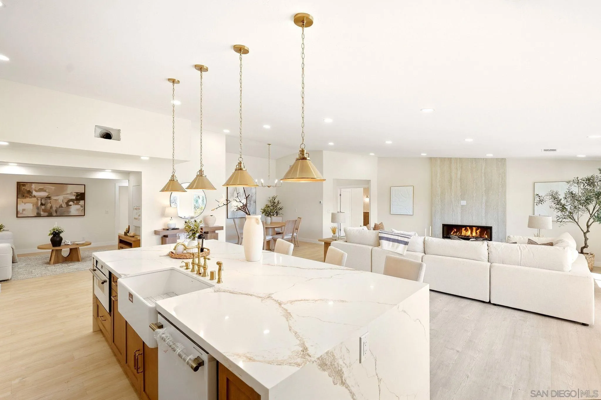 https://cdn.realtyfeed.com/cdn/127/260022830/007be17d2fff2856c4806d7fd719b518.webp