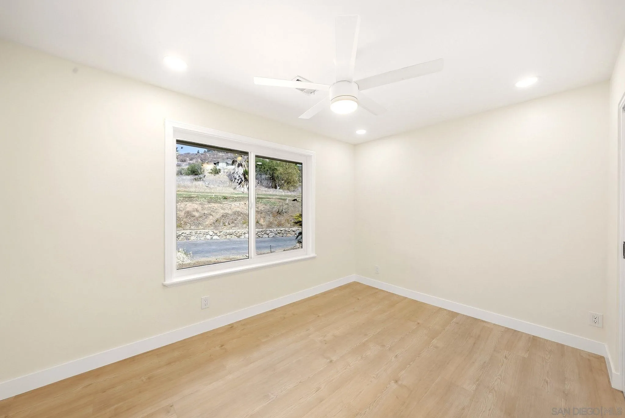 https://cdn.realtyfeed.com/cdn/127/260022830/1dfdbee14260ece7eb0a2cd1b3843c13.webp