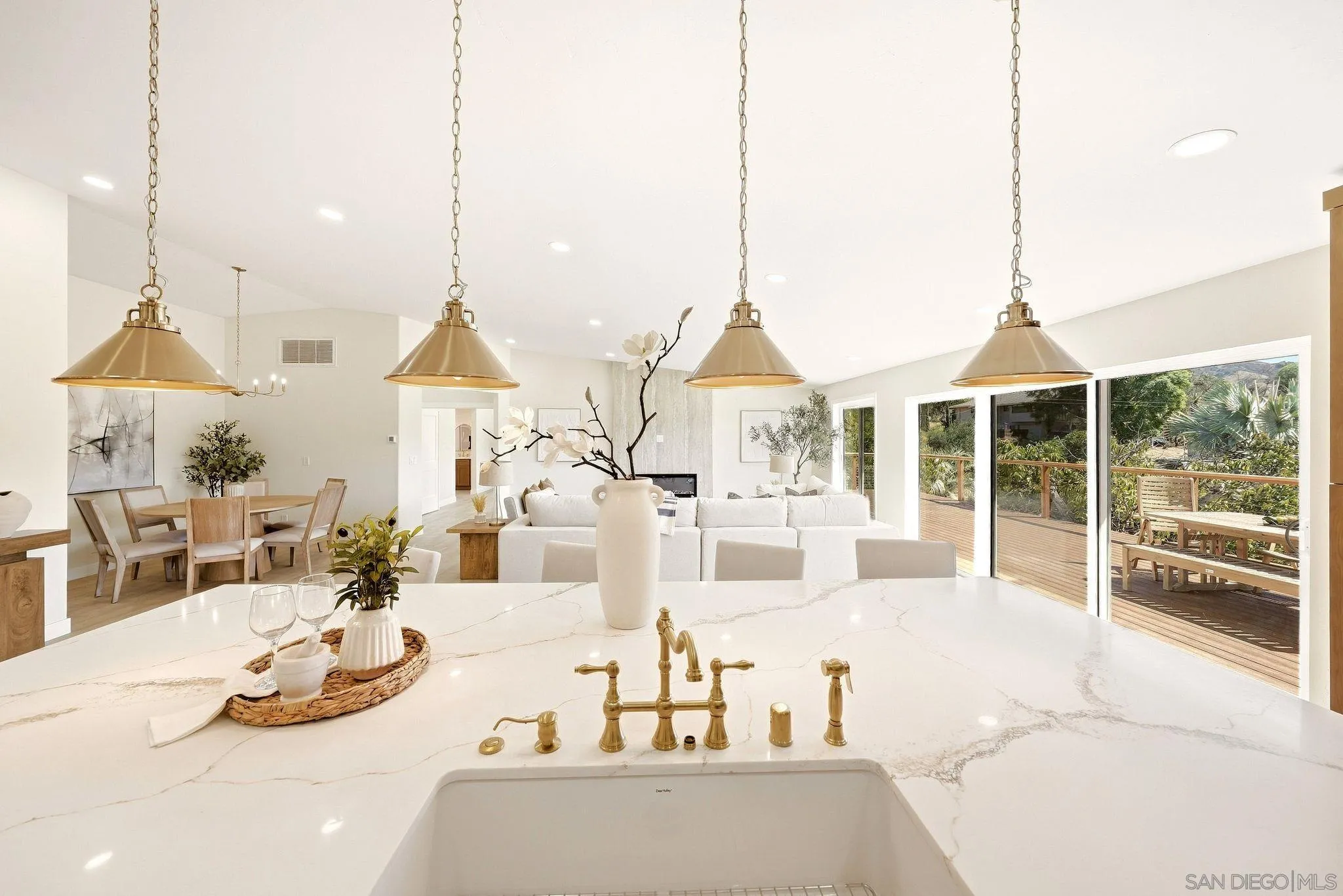 https://cdn.realtyfeed.com/cdn/127/260022830/38ee751b80008d8c84d751dbd4ef0a3b.webp