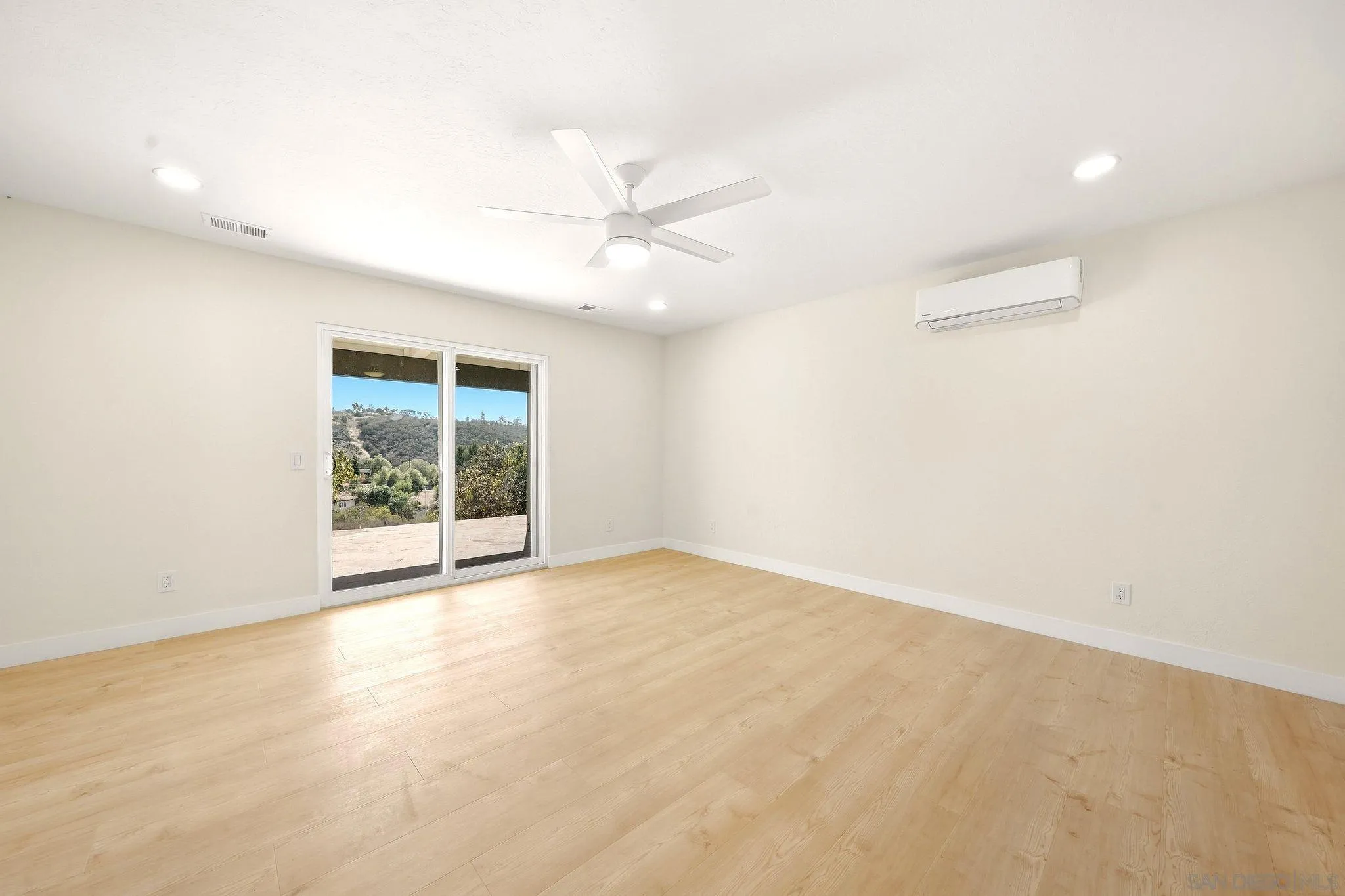 https://cdn.realtyfeed.com/cdn/127/260022830/cba6cbe466e4c0f5a9085998c7e3f152.webp