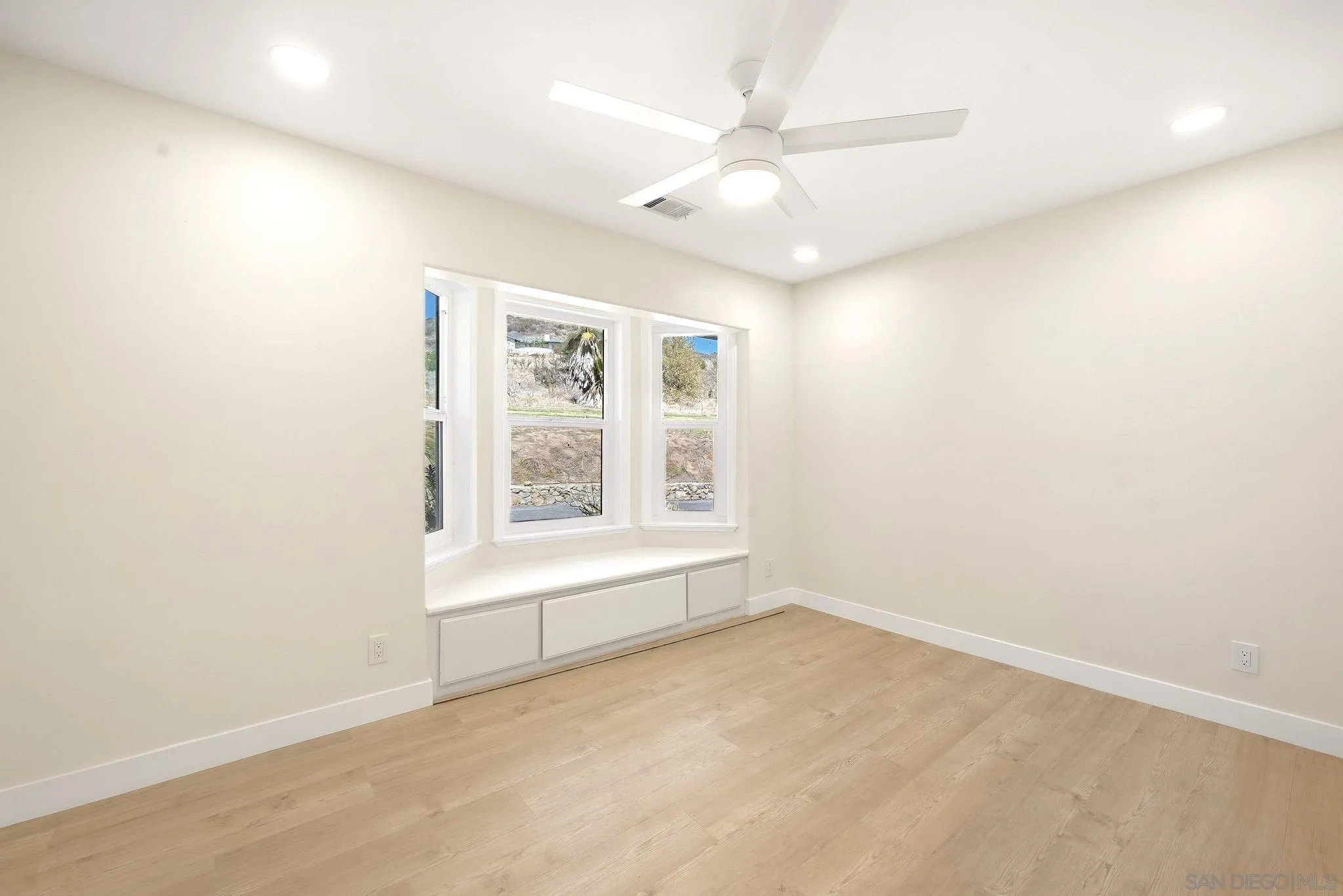 https://cdn.realtyfeed.com/cdn/127/260022830/debefeaf5be7ca944bb0e84fccc254f2.webp
