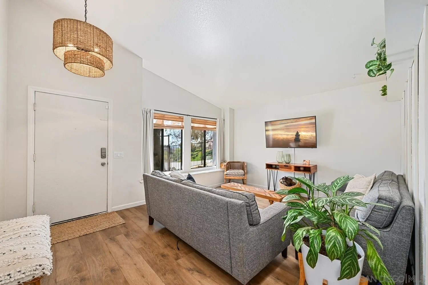 https://cdn.realtyfeed.com/cdn/127/260022834/a9f6f72a4c9fd0f43282cd4252ebdba0.webp