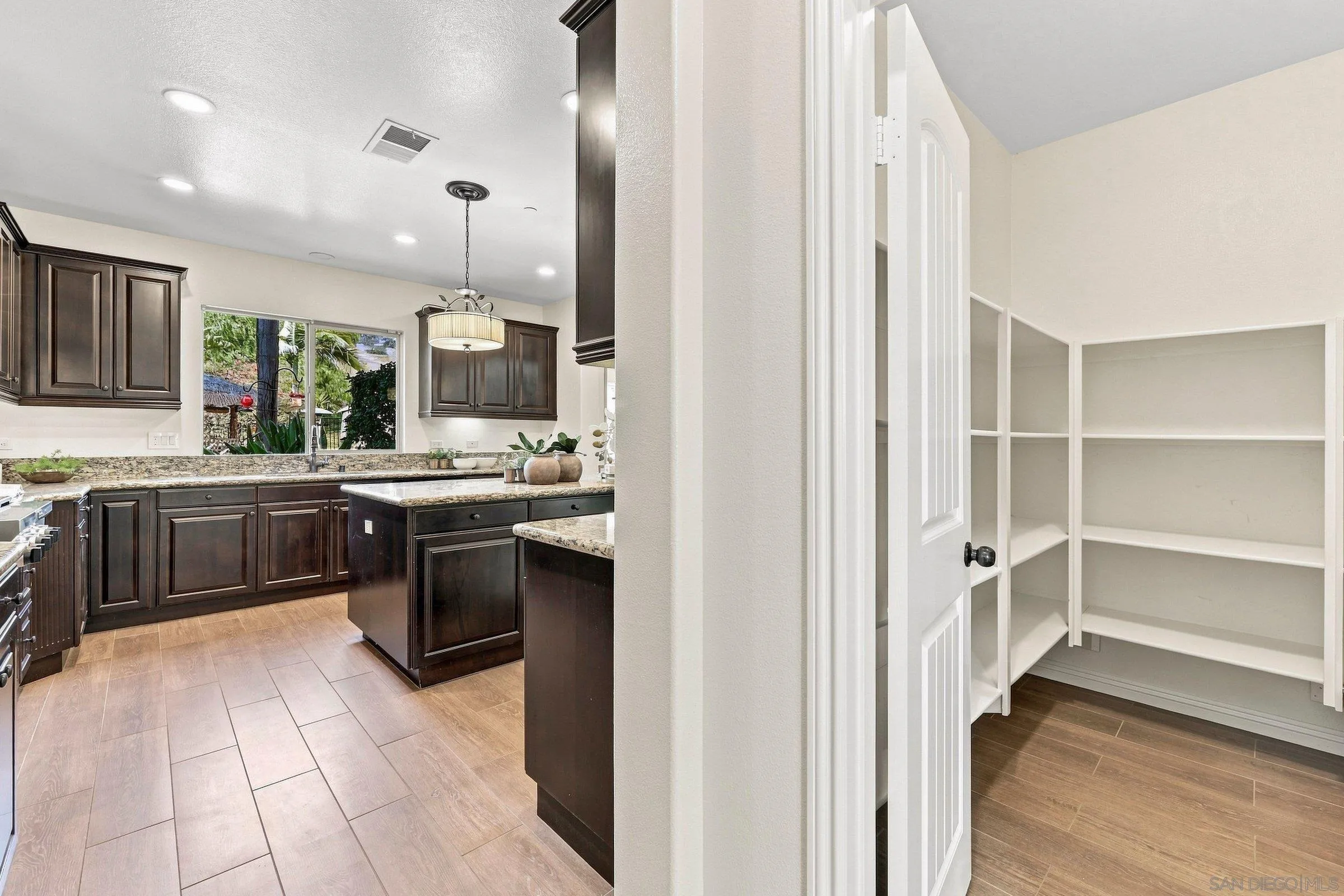 https://cdn.realtyfeed.com/cdn/127/260022835/1d3322e3ff4183e9c71ea5f4e86d7d13.webp