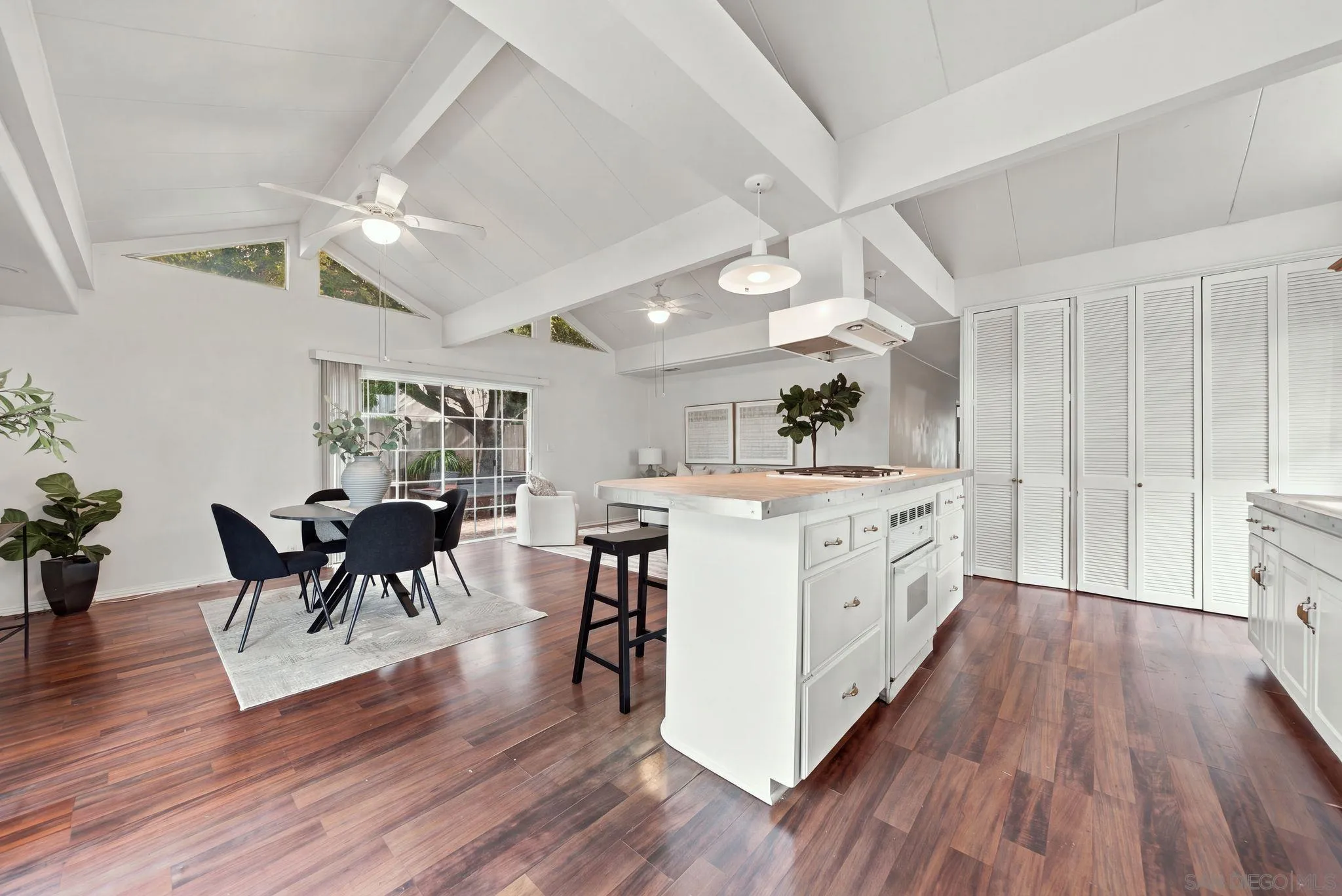 https://cdn.realtyfeed.com/cdn/127/260022840/0a216ed701b84a4b2742733880eae4a9.webp