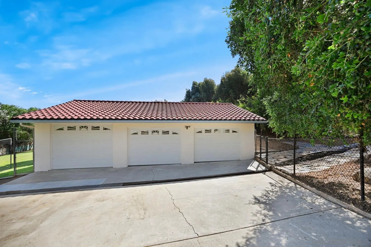 https://cdn.realtyfeed.com/cdn/127/260022843/eb10c0bdd76e4329b776953e1e80cc2c.webp