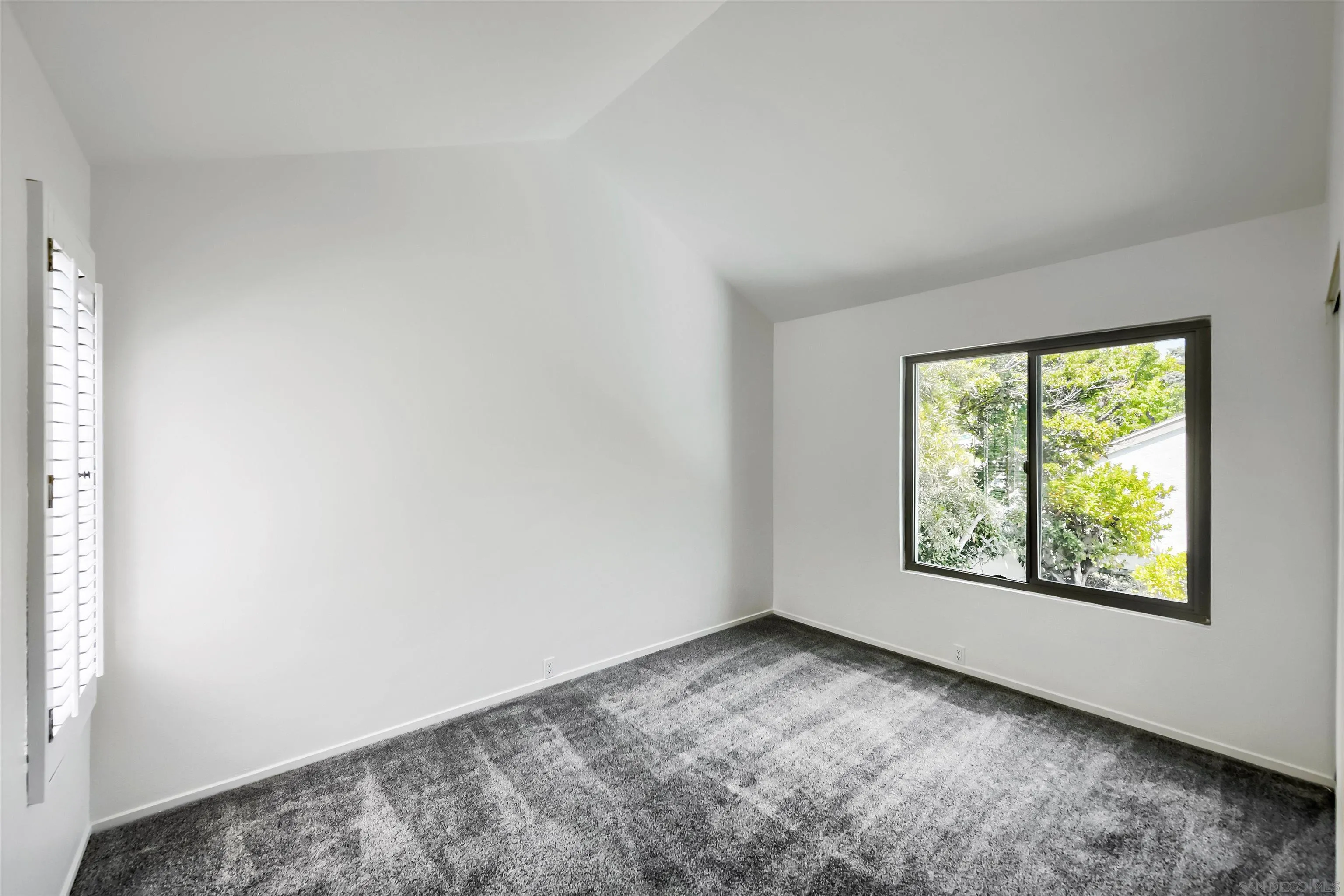https://cdn.realtyfeed.com/cdn/127/260022844/215d8c2e8493e3b93a4431ddf42545bf.webp
