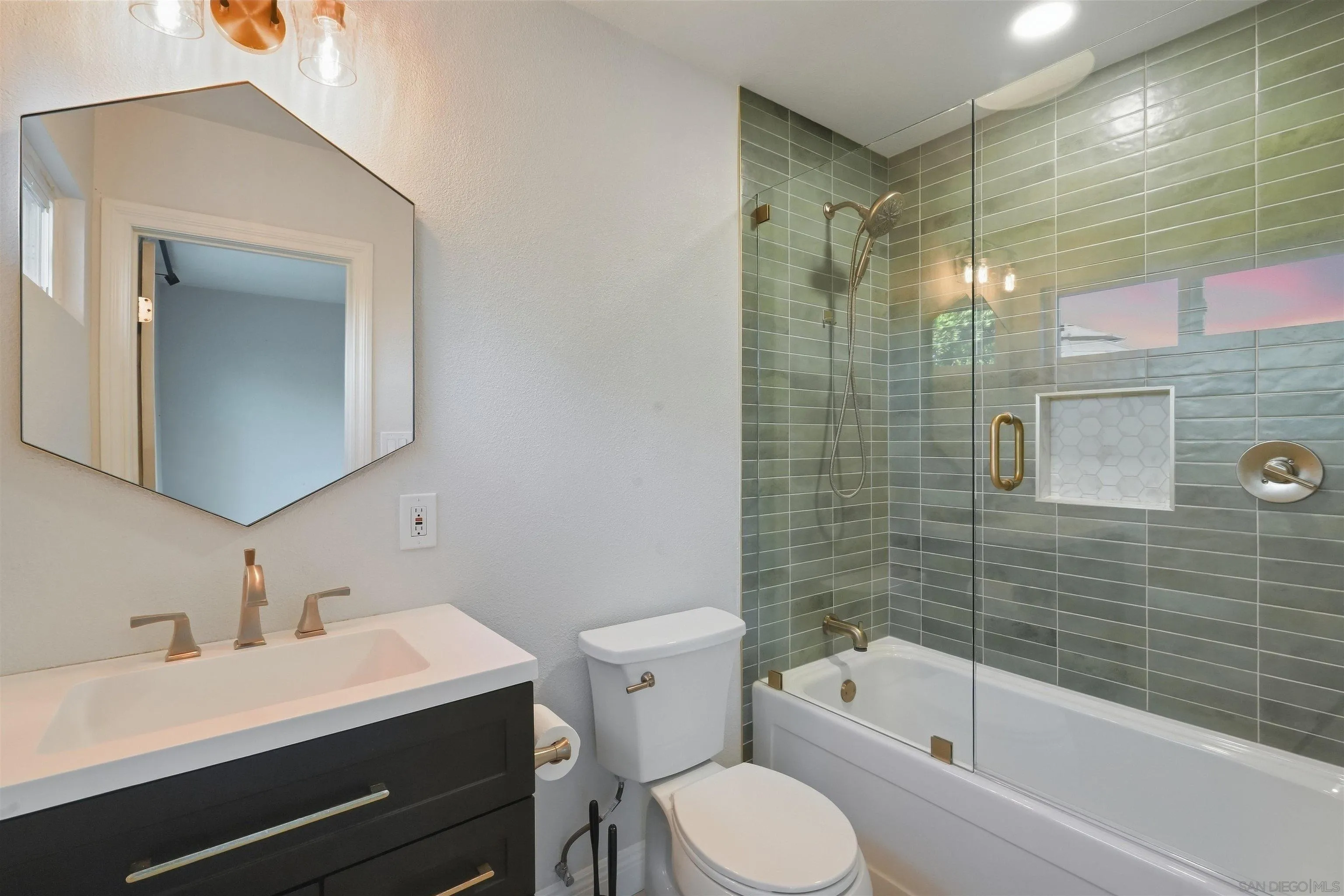 https://cdn.realtyfeed.com/cdn/127/260022847/d98f65016ba38f6a32687567f2b859f4.webp