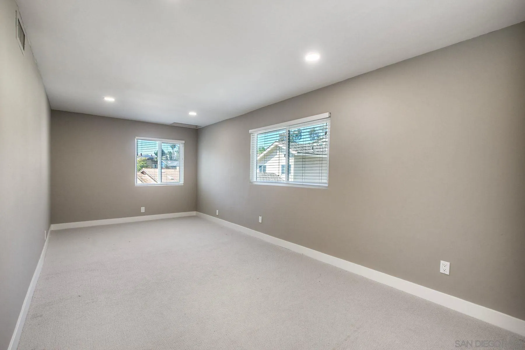 https://cdn.realtyfeed.com/cdn/127/260022855/a3f34a271eb24d64bd896e9cfd9d7fae.webp
