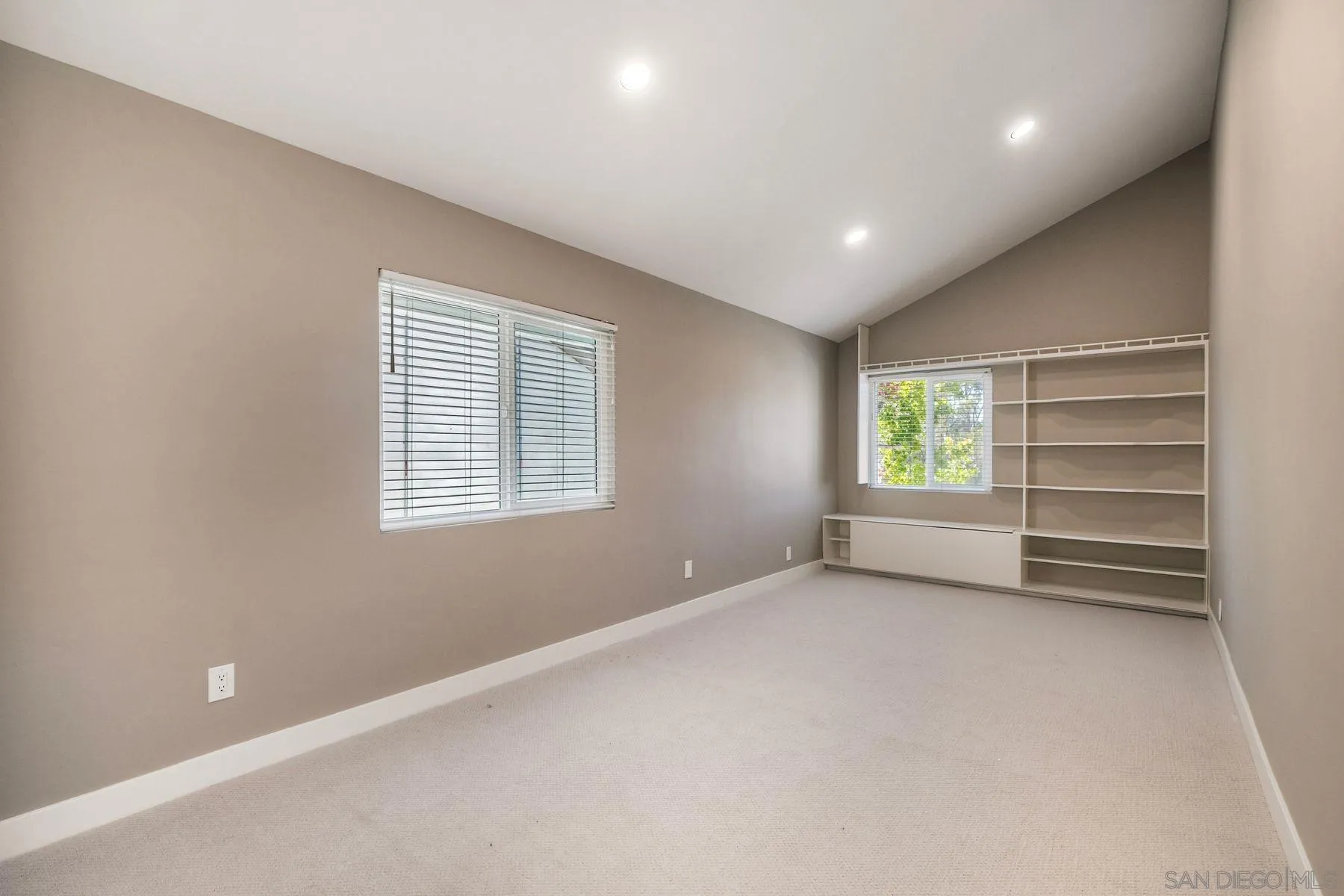 https://cdn.realtyfeed.com/cdn/127/260022855/b83592fa7dc94b186de84cc0ec2db959.webp