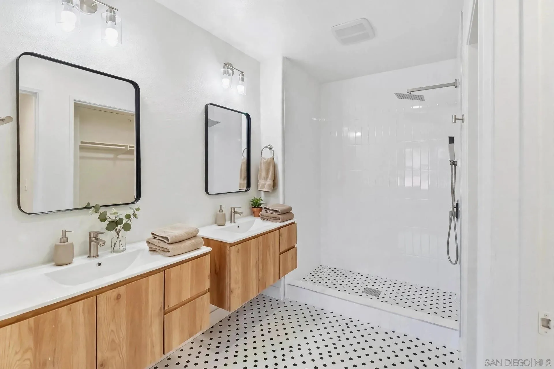 https://cdn.realtyfeed.com/cdn/127/260022857/3b9d2309bd3e2e3327fb28331a2c23e3.webp