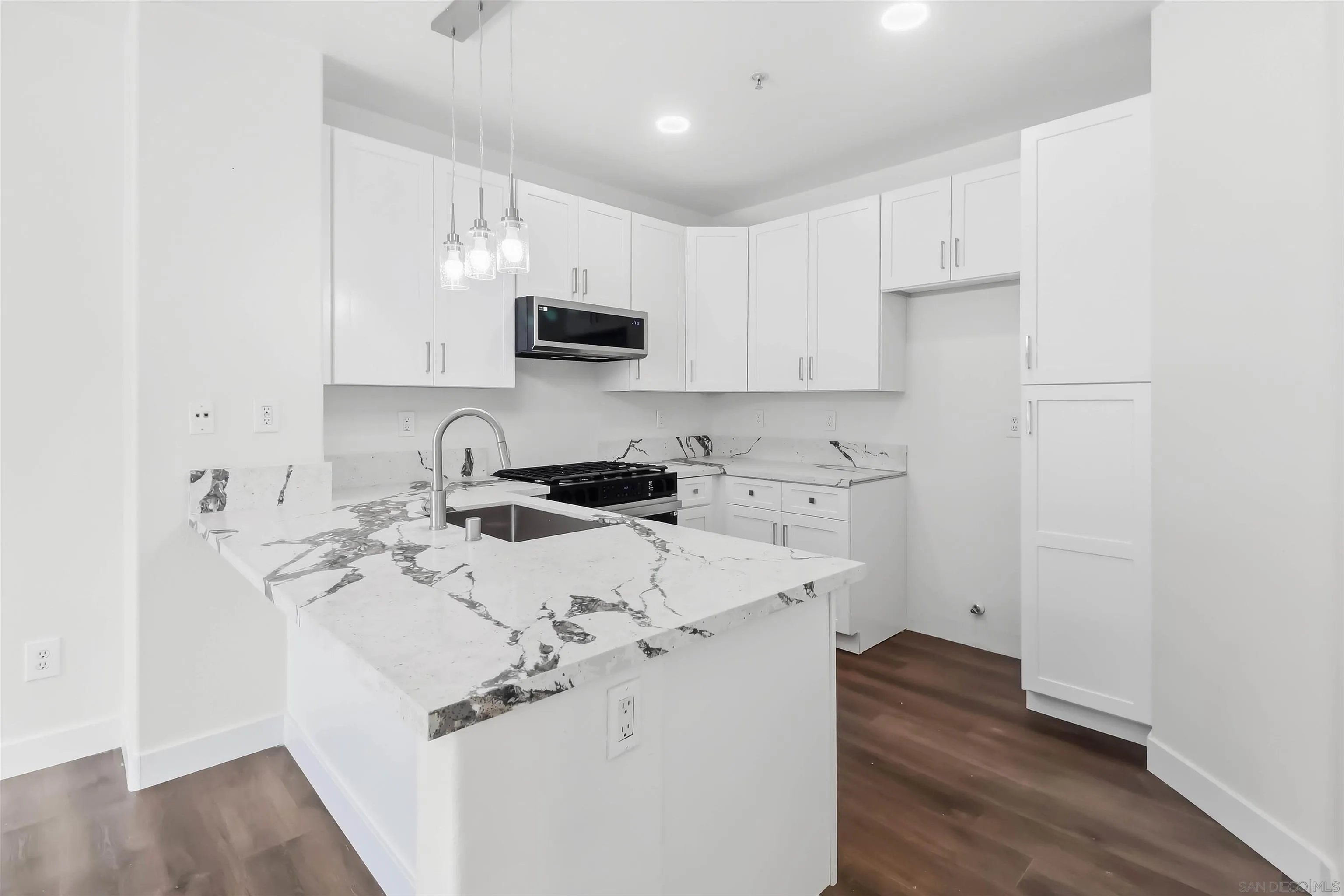 https://cdn.realtyfeed.com/cdn/127/260022857/a0bed460cf890f1173eced9c8f6f747f.webp
