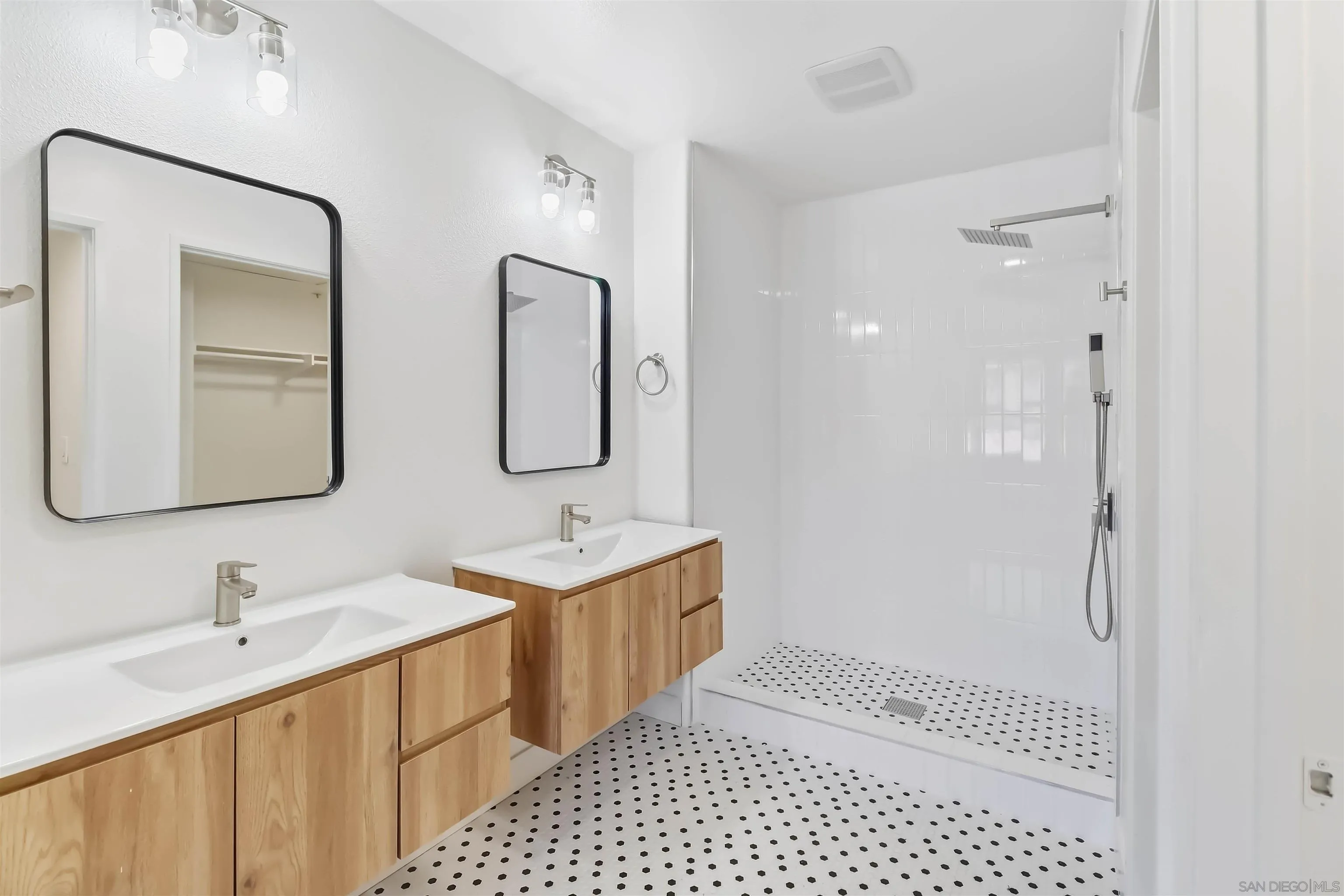https://cdn.realtyfeed.com/cdn/127/260022857/cf26cdf7a7ca8ea44a3ef2e6f03e9485.webp