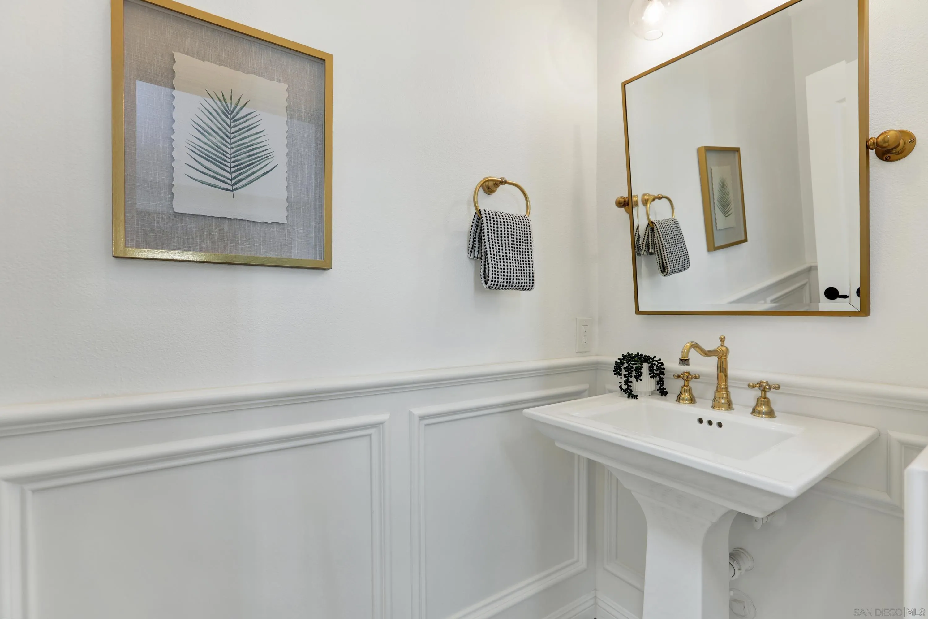https://cdn.realtyfeed.com/cdn/127/260022861/2ca175f1edb8f1076342d10836a5e08b.webp