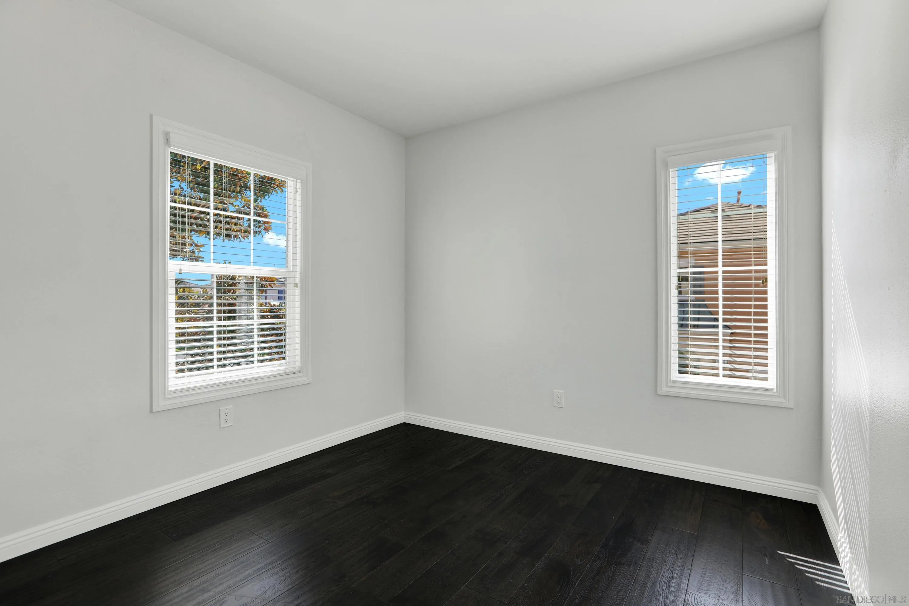 https://cdn.realtyfeed.com/cdn/127/260022861/40ad7dda18843e340379732dc67e3f72.webp