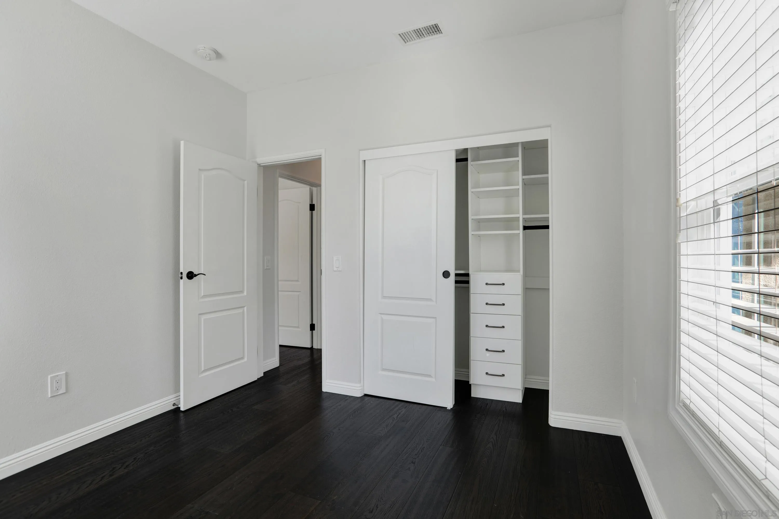 https://cdn.realtyfeed.com/cdn/127/260022861/a545c47c46be8f09198b70344fe8b37c.webp