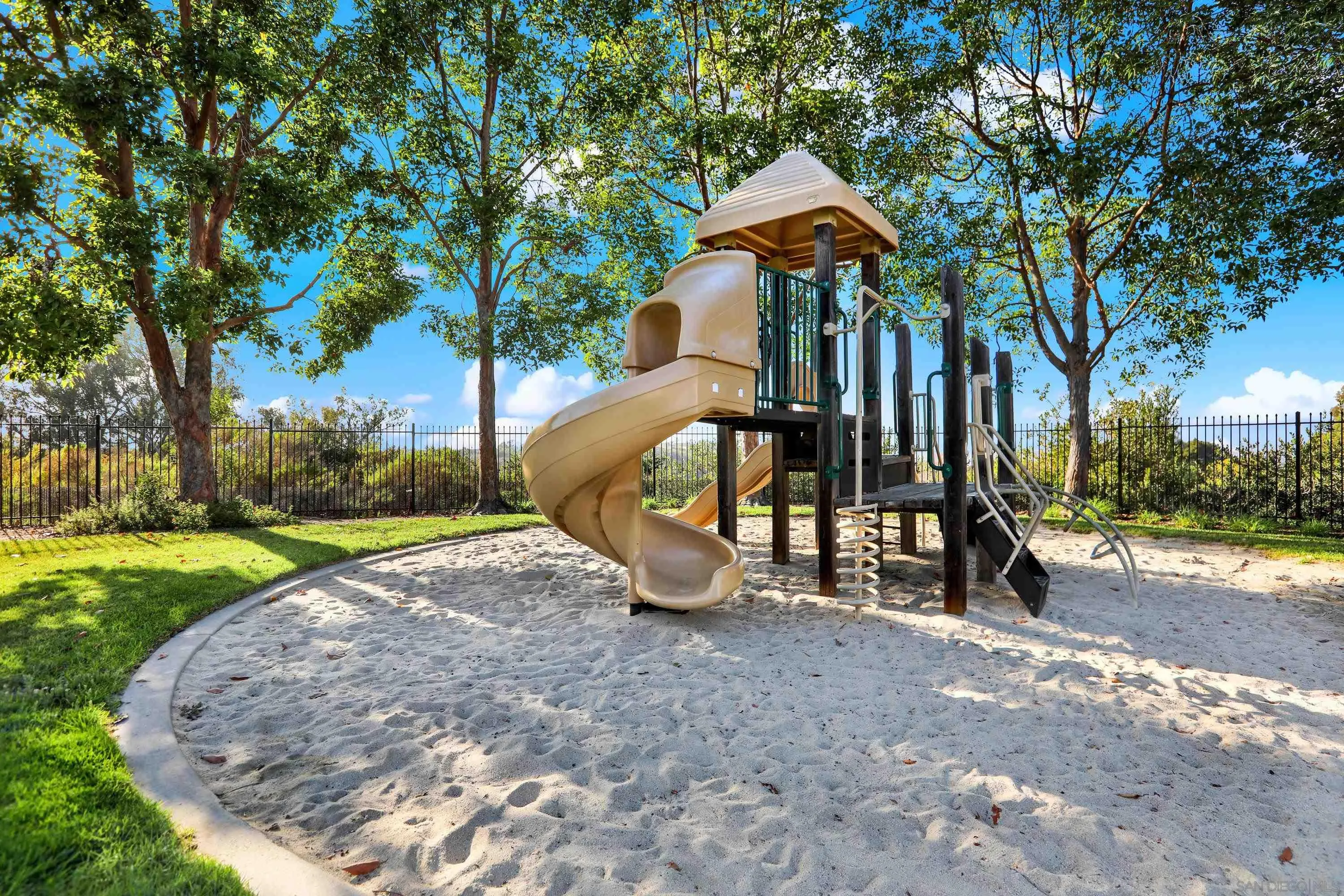 https://cdn.realtyfeed.com/cdn/127/260022861/b0c68fa2d1ece319e9482635e9b34d45.webp
