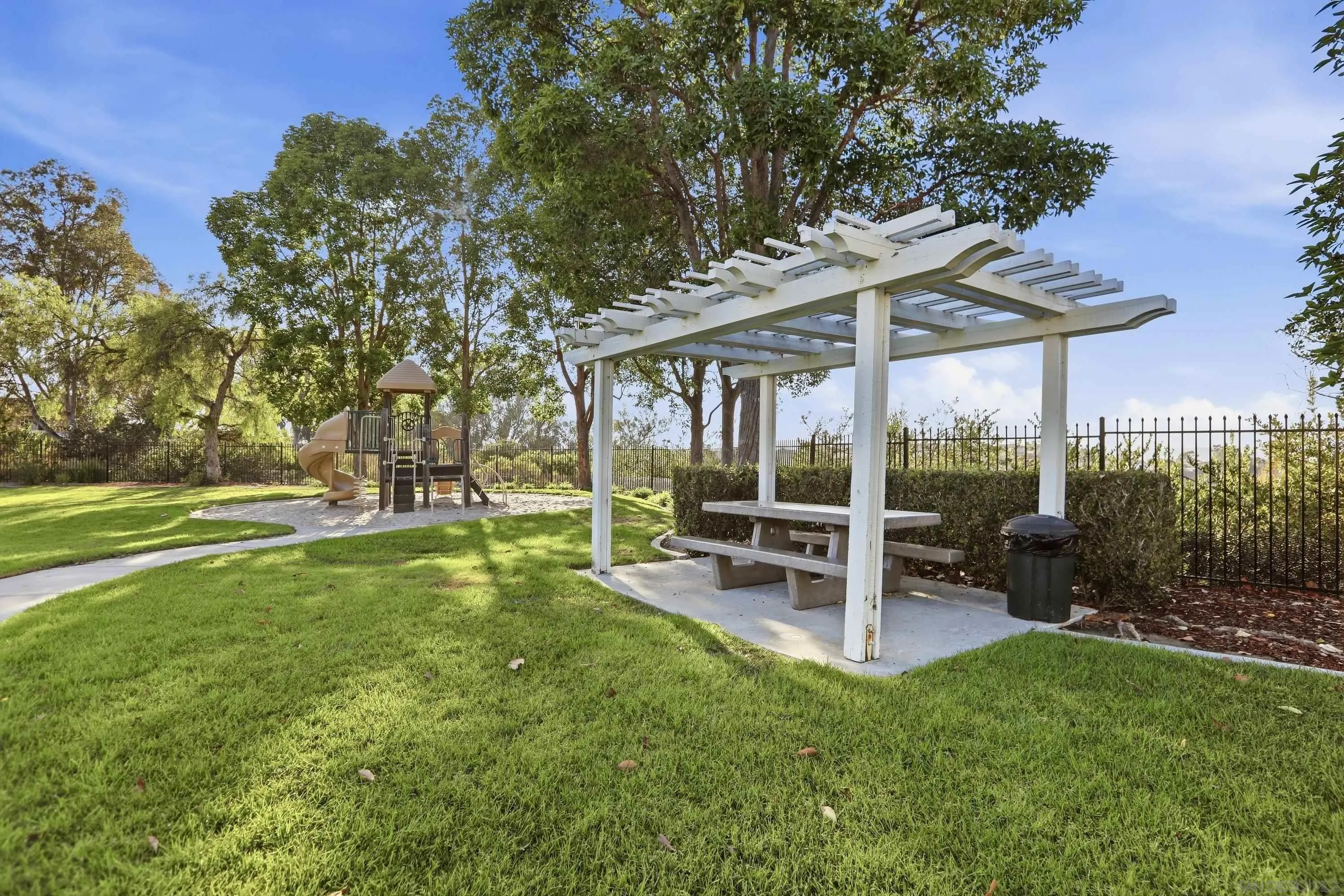 https://cdn.realtyfeed.com/cdn/127/260022861/c91aea00bddf5b96848218ea416b96fe.webp