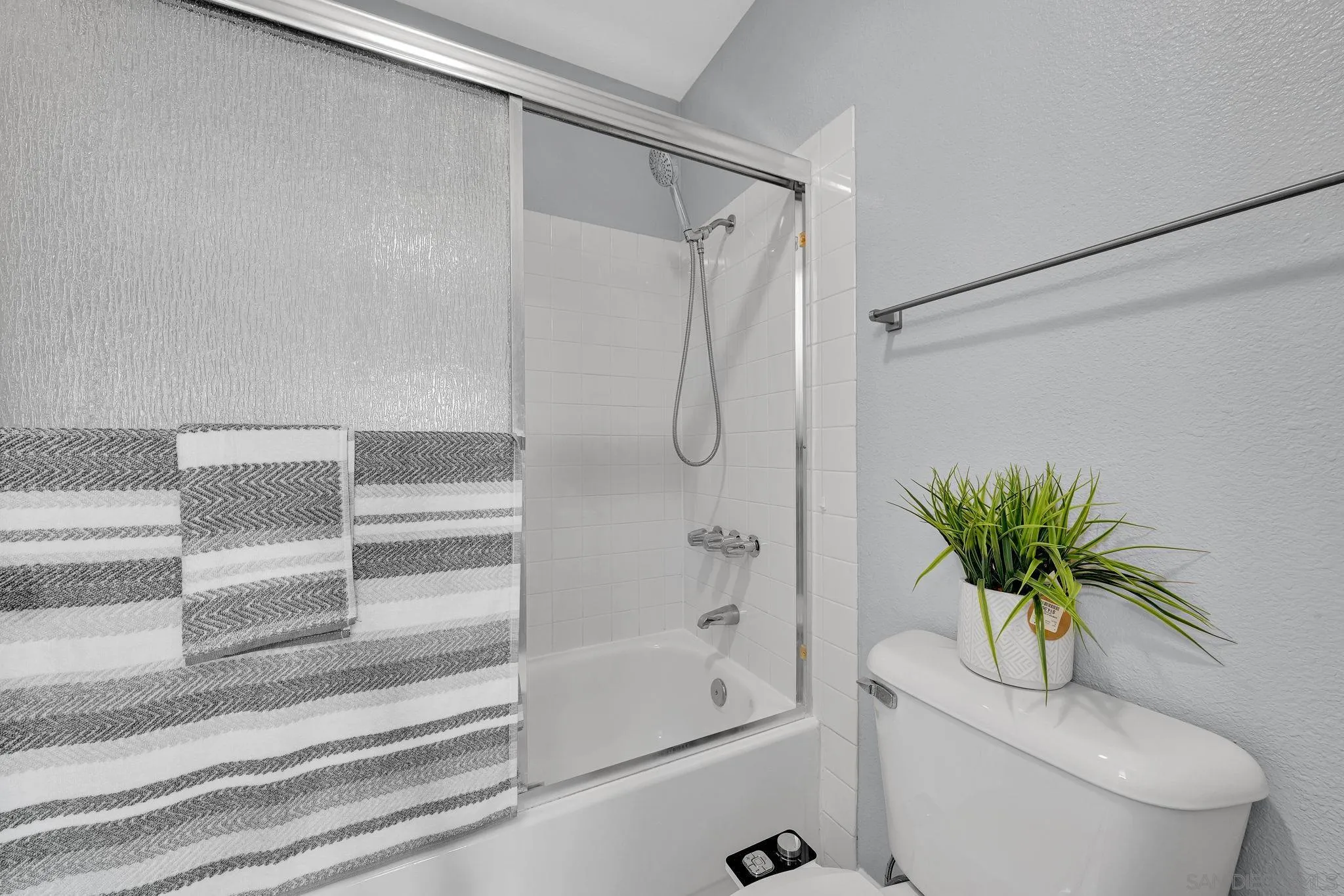 https://cdn.realtyfeed.com/cdn/127/260022863/6cdcf81e958b82bf321d50ea131d1340.webp