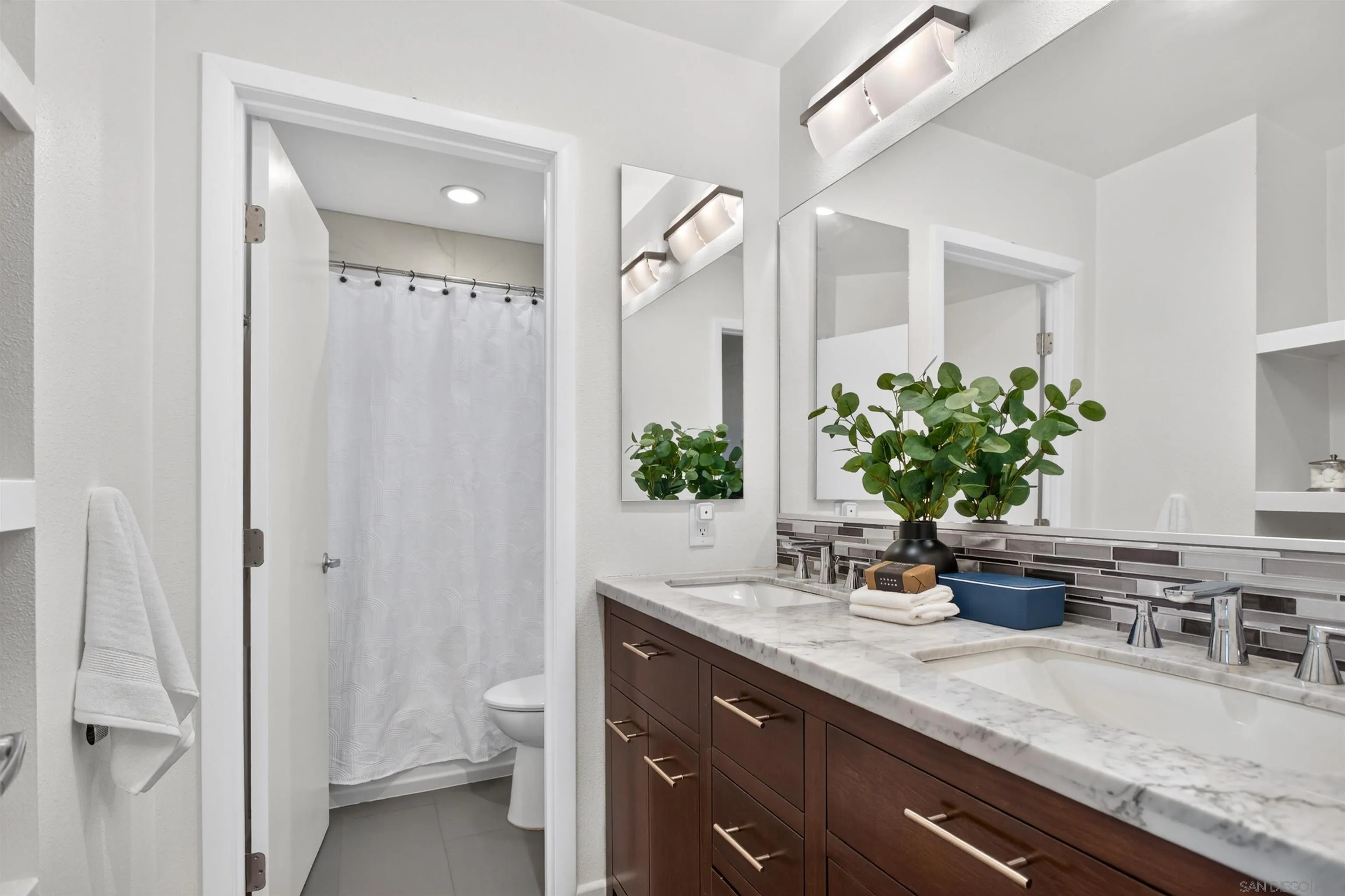 https://cdn.realtyfeed.com/cdn/127/260022865/ca51c542cd793bf1b2ea06b255948c55.webp
