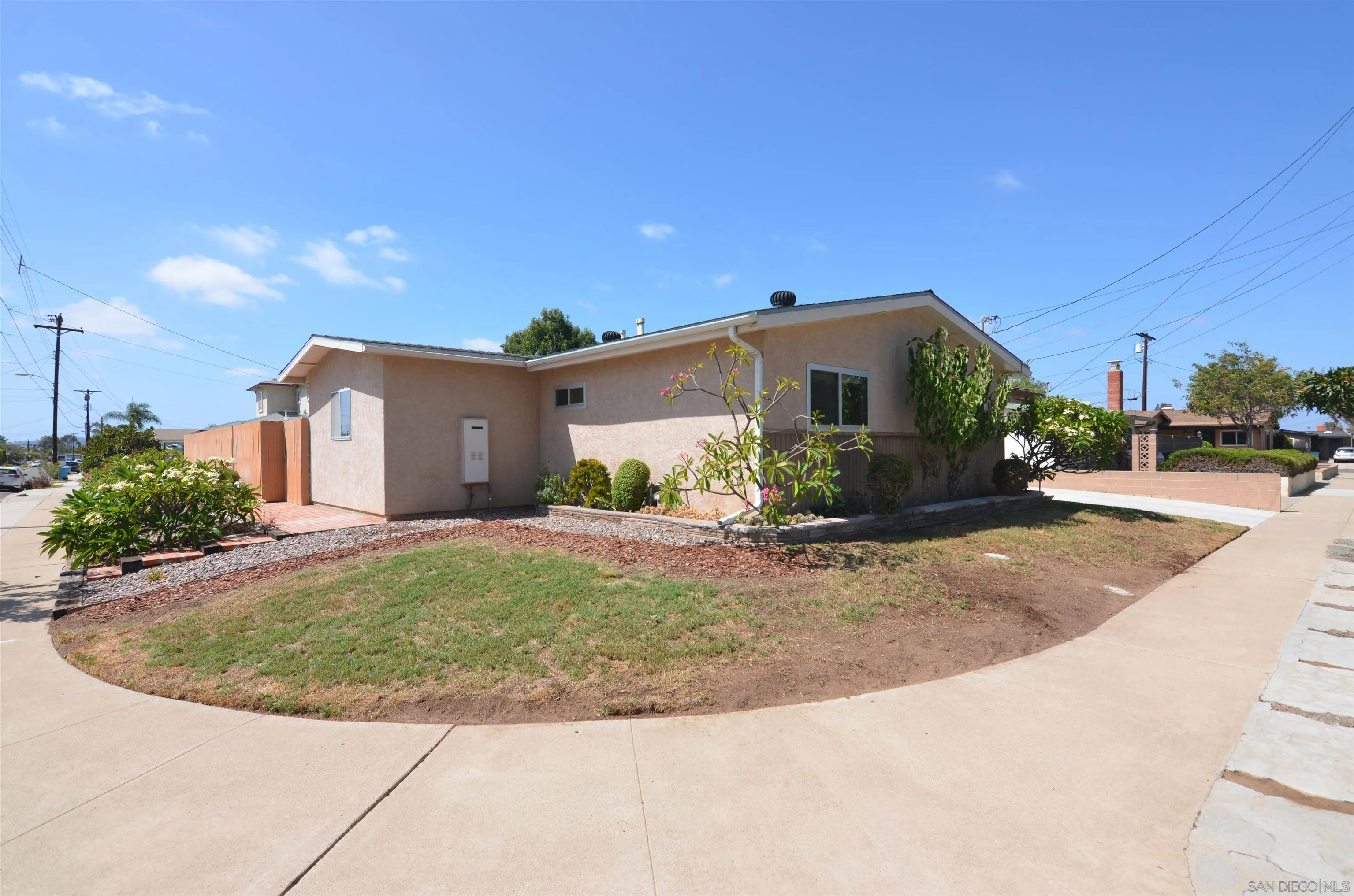 https://cdn.realtyfeed.com/cdn/127/260022887/0b44ad1f7bcda3c19aaef2478a9bcee5.webp