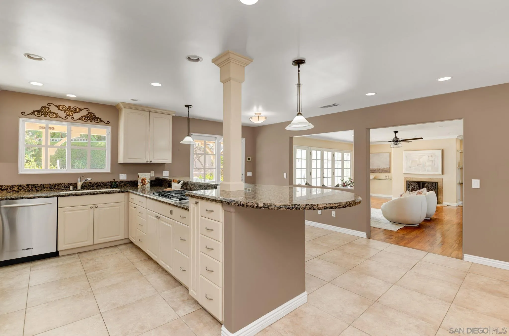 https://cdn.realtyfeed.com/cdn/127/260022896/d652499aef2b82241db7550e8a5e5d45.webp
