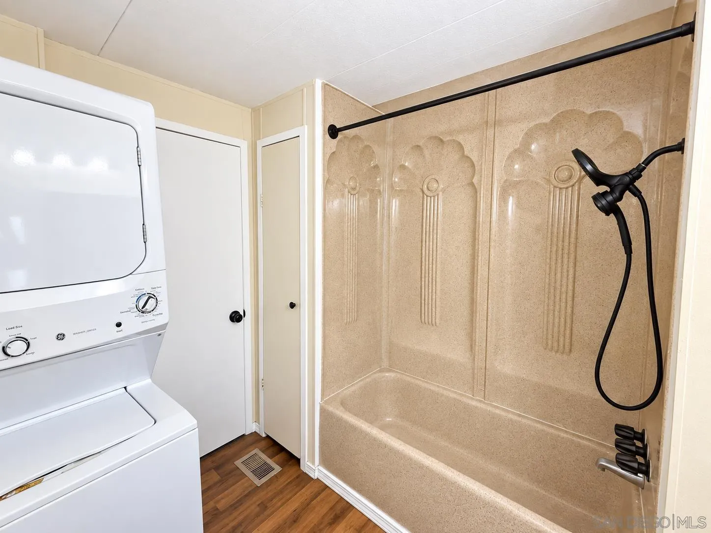 https://cdn.realtyfeed.com/cdn/127/260022902/d63f9803d1f9f86f0e71bca14642293e.webp