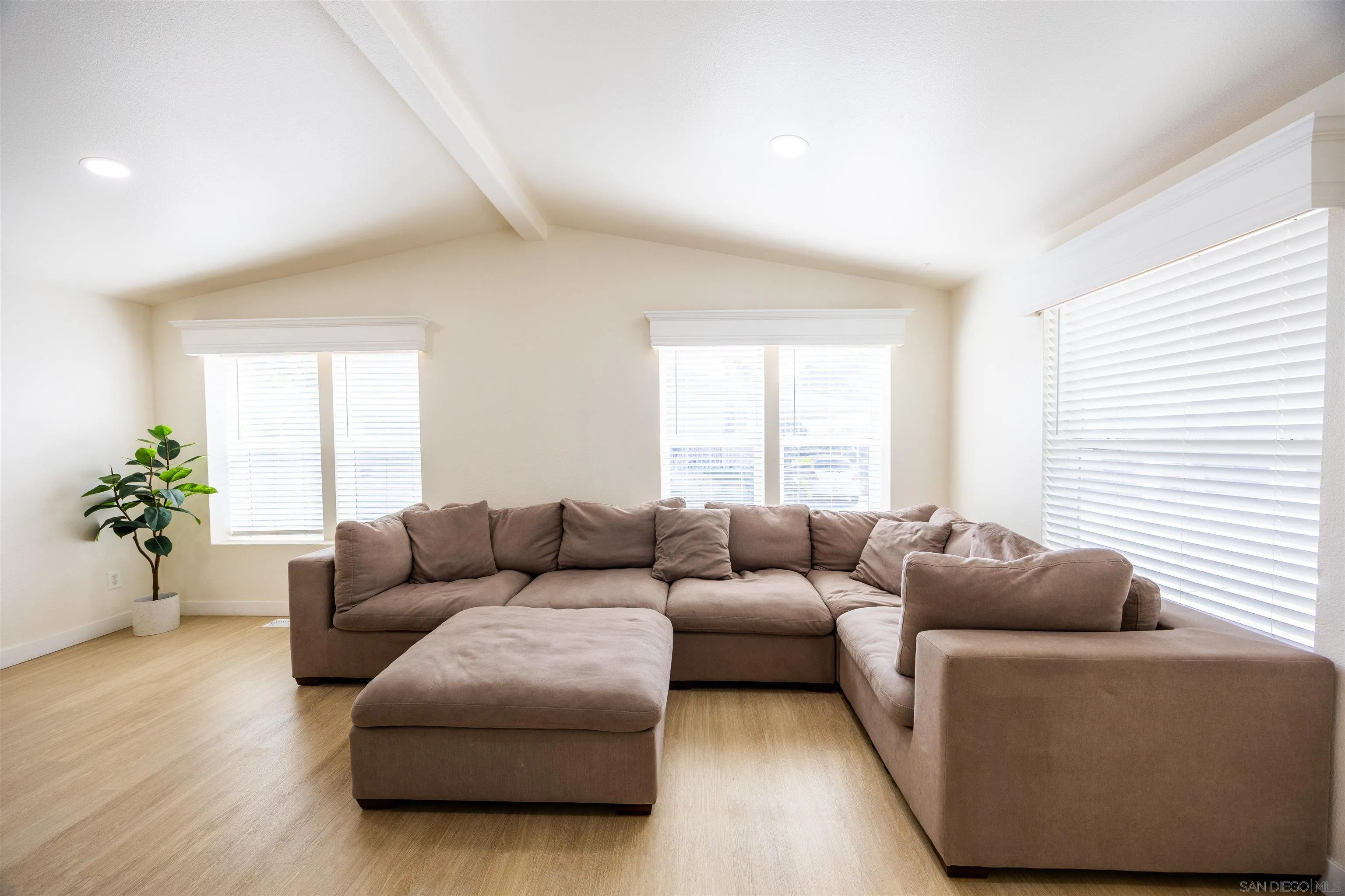 https://cdn.realtyfeed.com/cdn/127/260022914/e2d8d318e4f2e2d86abb30d12420e9b4.webp