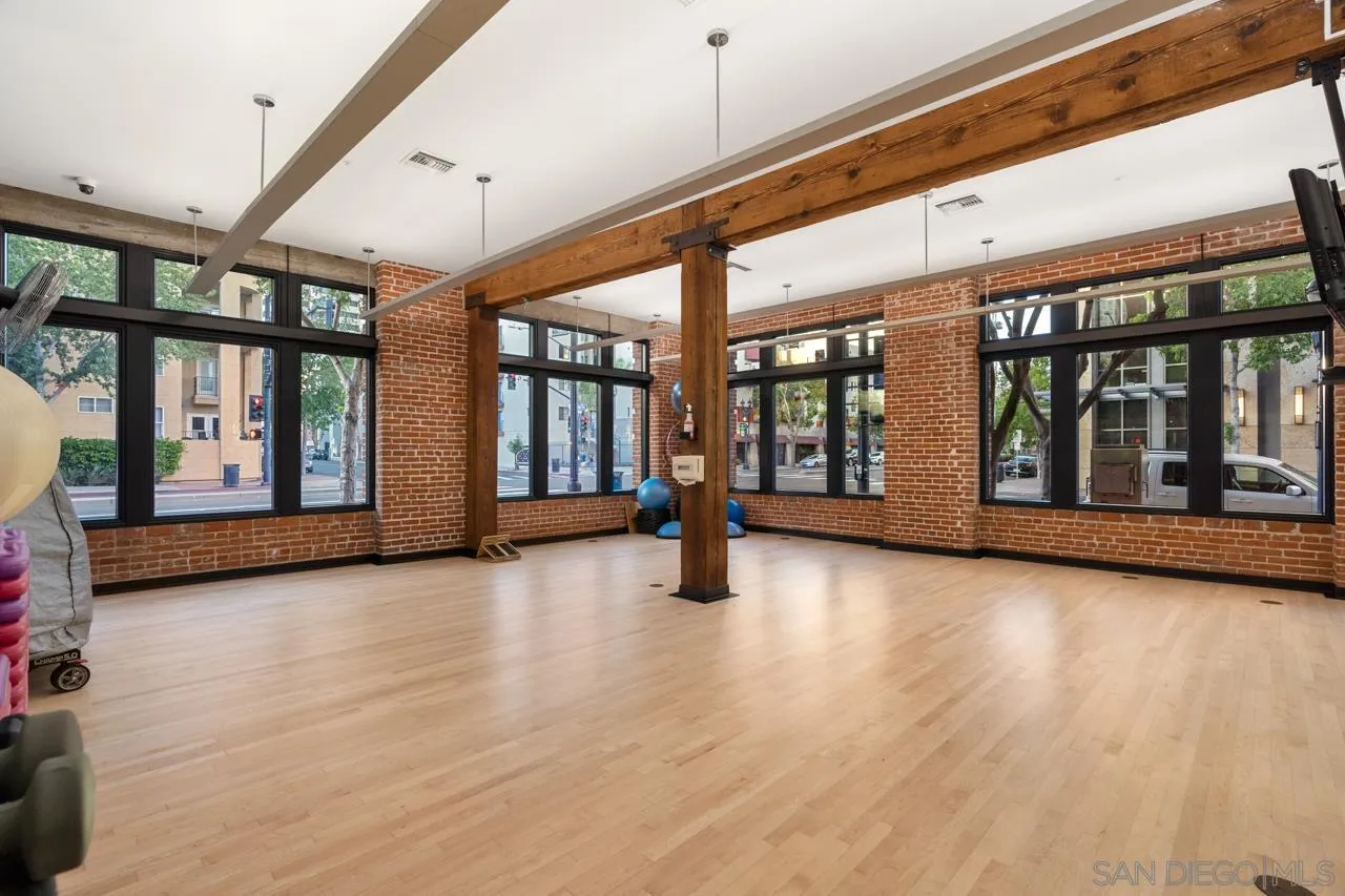 https://cdn.realtyfeed.com/cdn/127/260022921/e92a7c4addcbf46cd7b6cbaa57b4bbe4.webp
