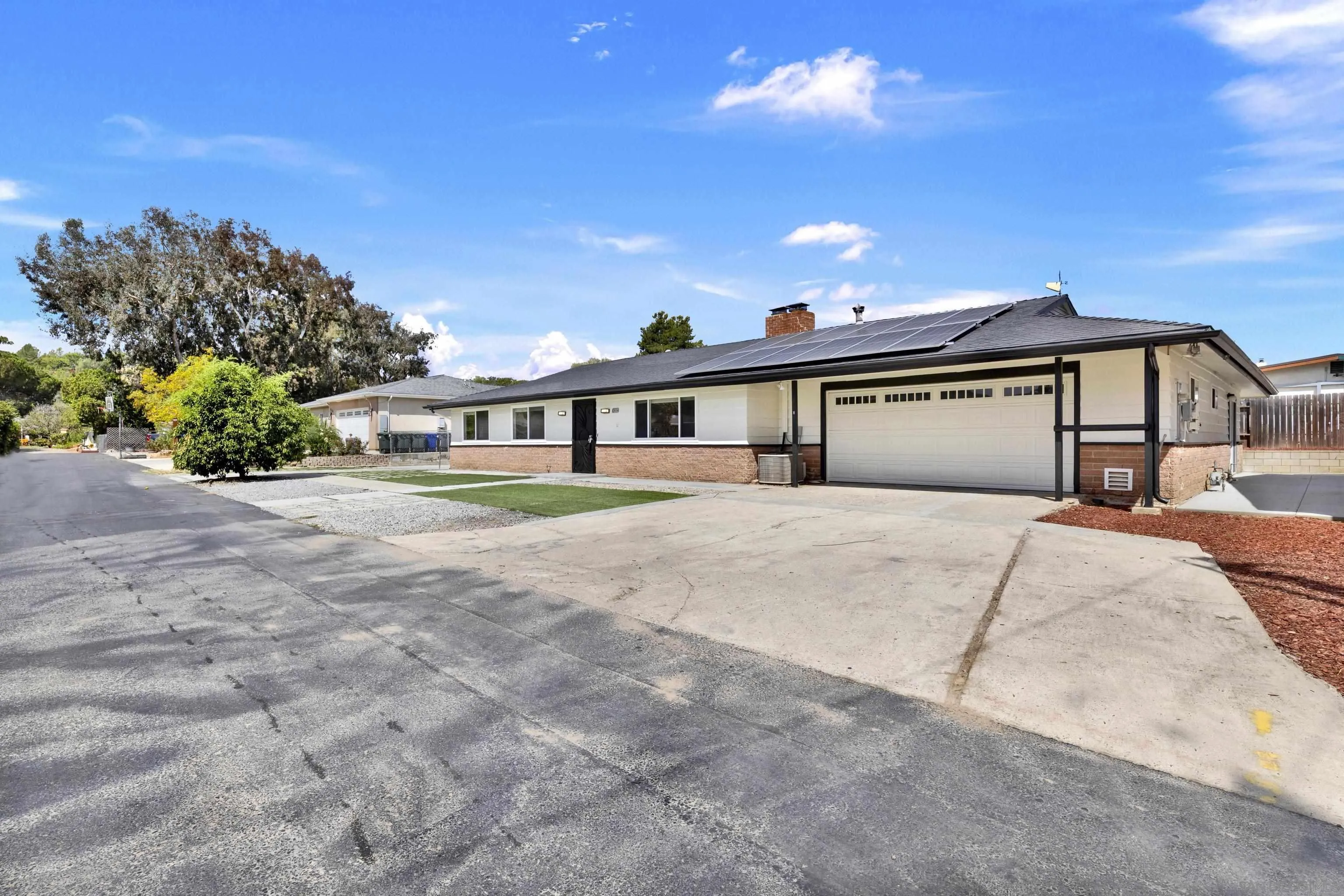https://cdn.realtyfeed.com/cdn/127/260022922/8b57f4fefb42404112243972b7d66fef.webp