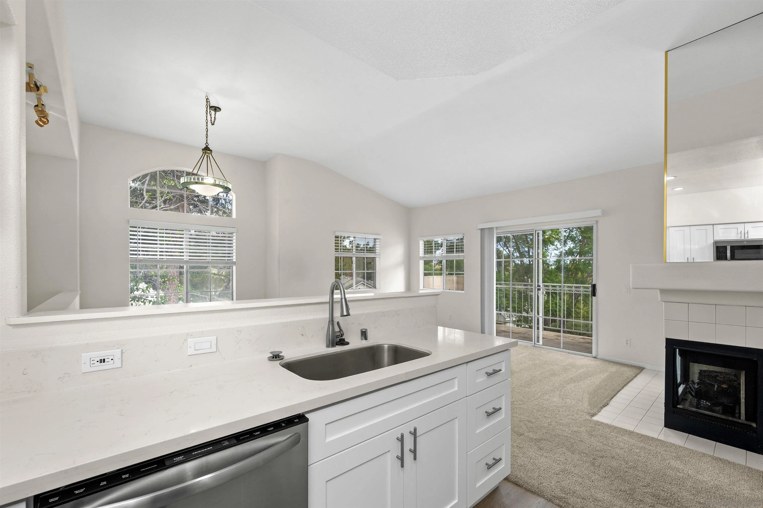https://cdn.realtyfeed.com/cdn/127/260022926/3cafdd0fa6b7209e46bf417b4aeec5a2.webp