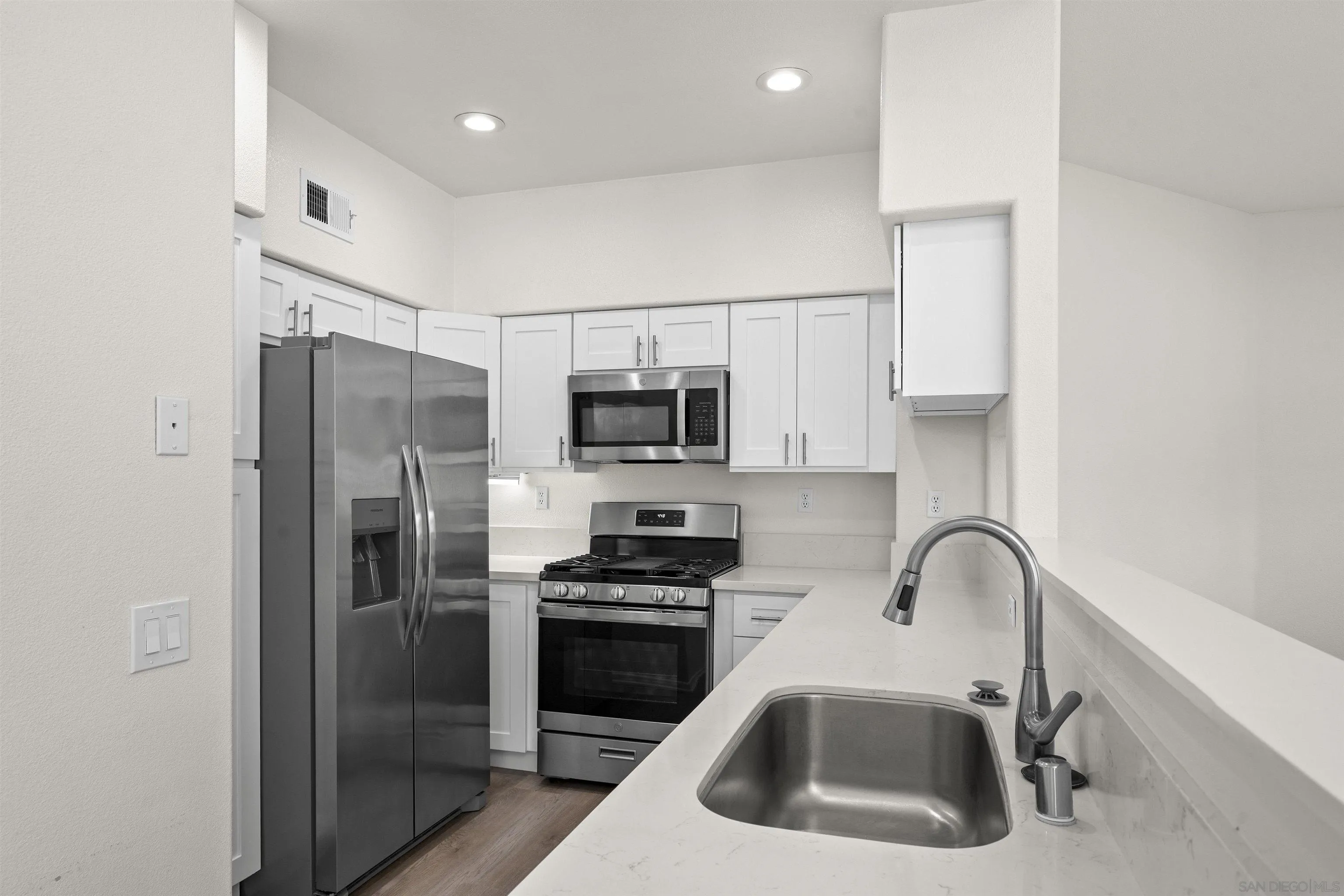https://cdn.realtyfeed.com/cdn/127/260022926/dab38b2a275e4719efffce8d18ffb3ae.webp