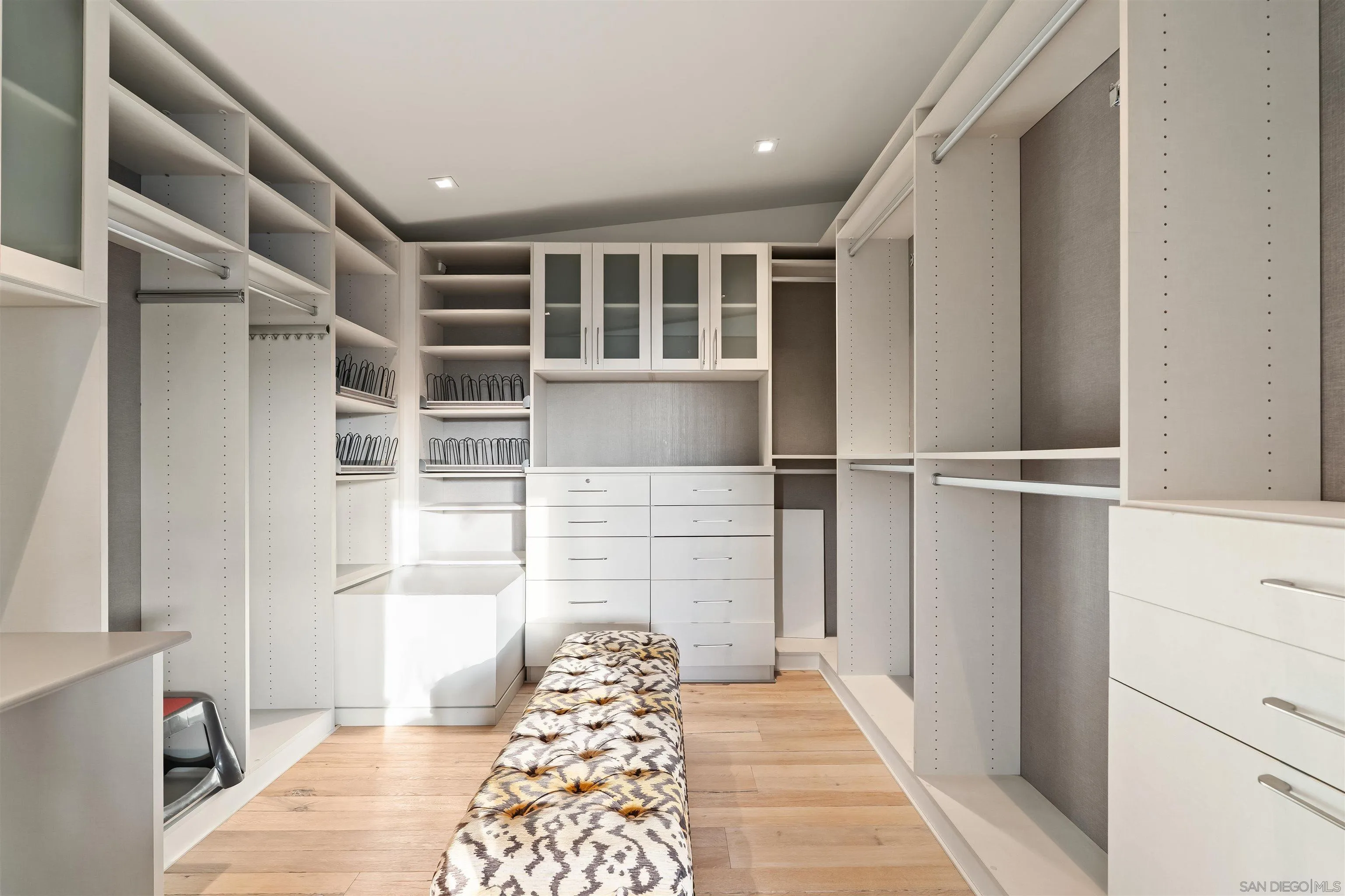 https://cdn.realtyfeed.com/cdn/127/260022937/d32e85dbec9597743fff336232e737de.webp