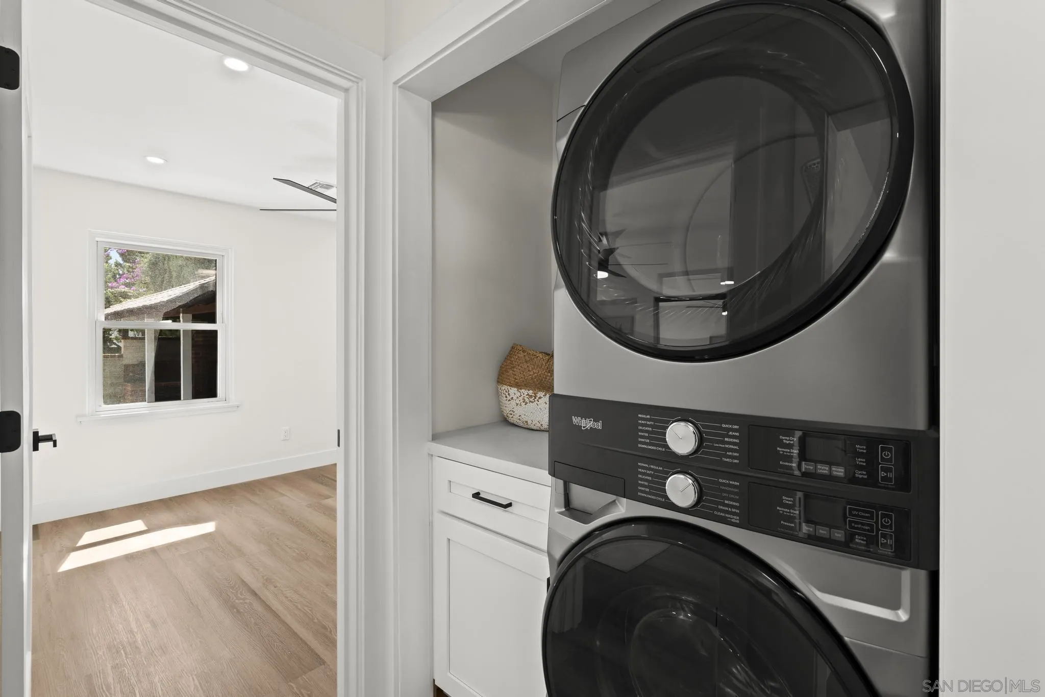 https://cdn.realtyfeed.com/cdn/127/260022940/933ca92e4250bfd7d462d89d24223501.webp