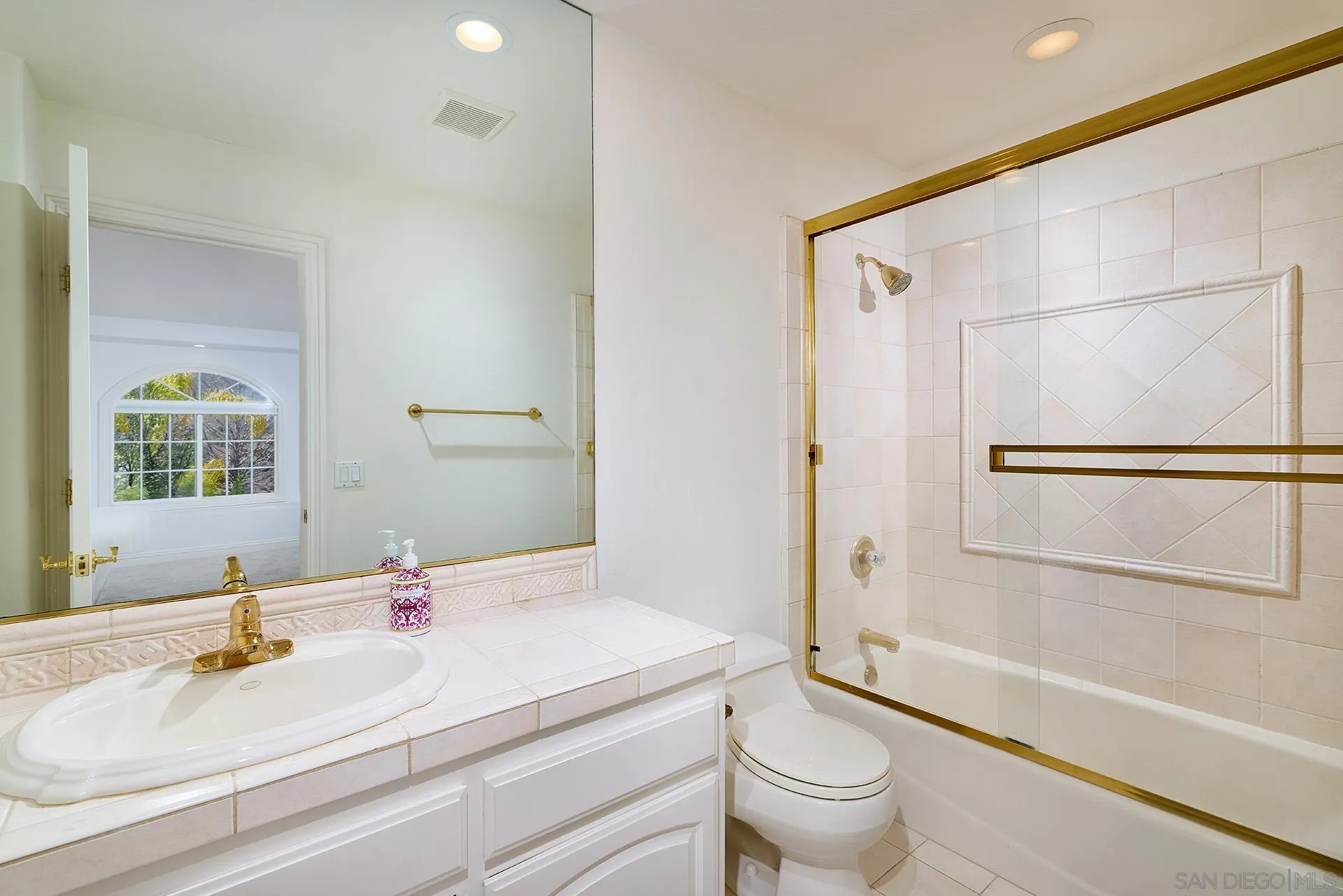 https://cdn.realtyfeed.com/cdn/127/260022946/a9f7c51ecb2595a2d9b0fa376454df83.webp