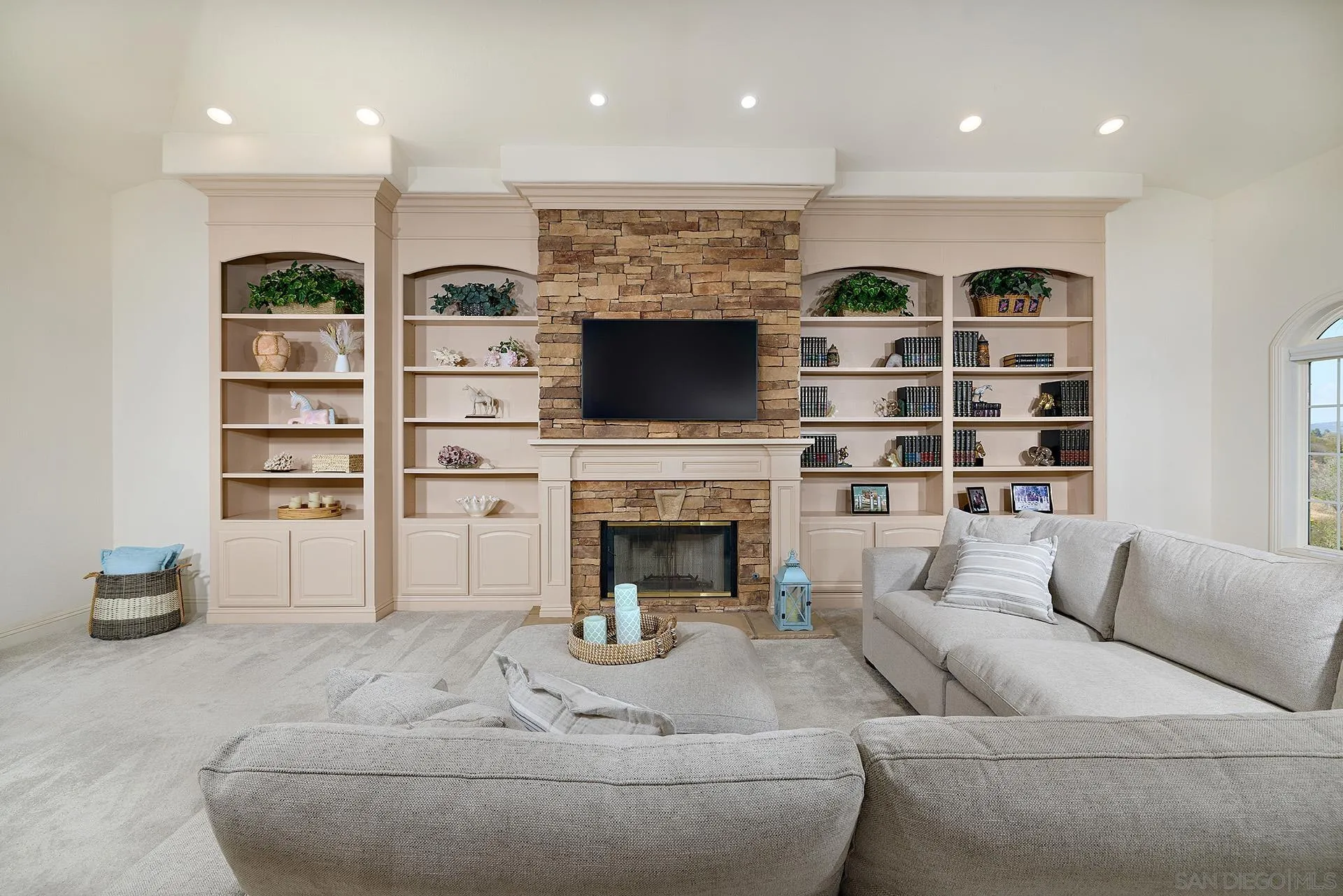 https://cdn.realtyfeed.com/cdn/127/260022946/ef7312397934396eb395d3eb59e1475f.webp