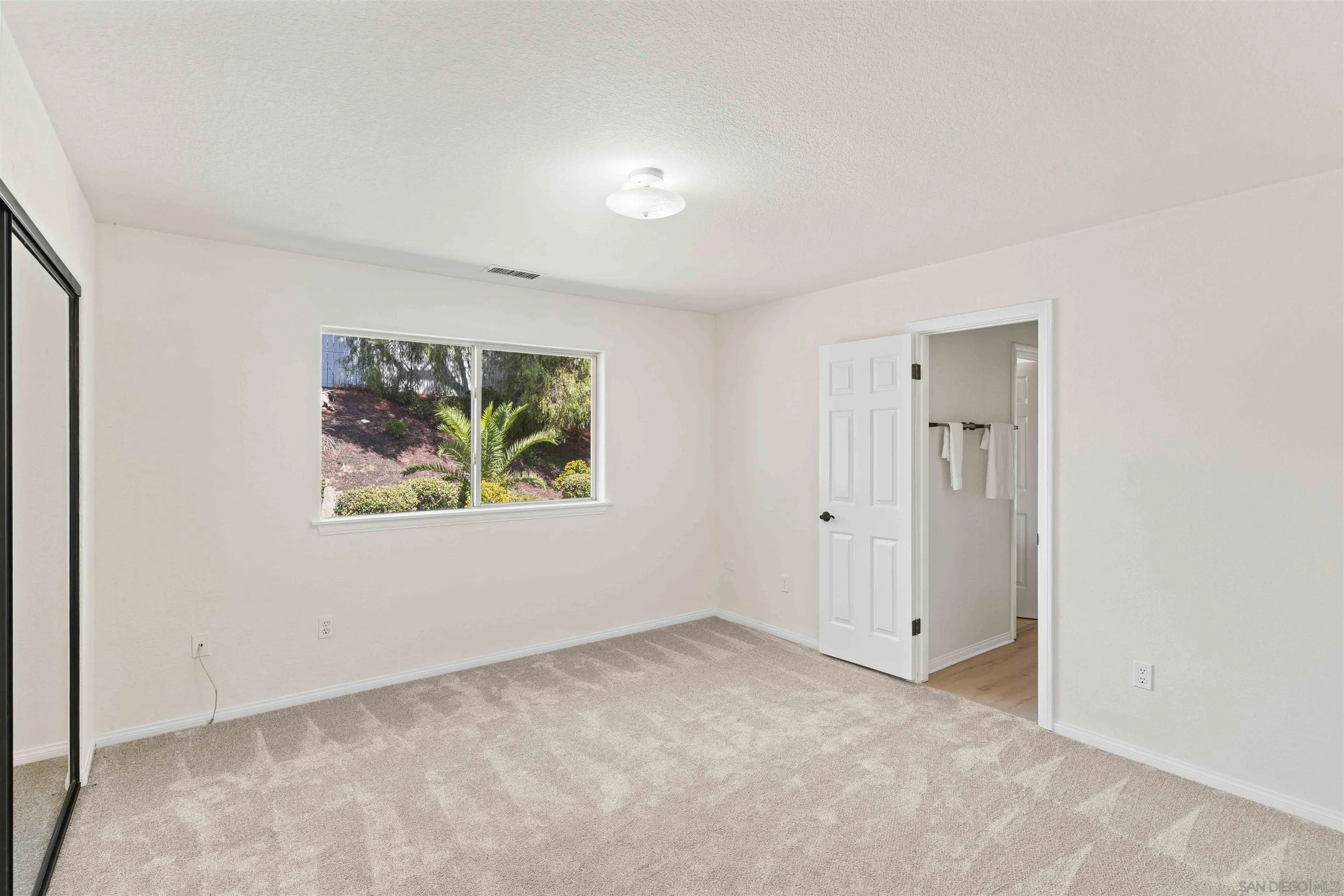 https://cdn.realtyfeed.com/cdn/127/260022954/71438f0bba75bc1cfcfa3c904127570e.webp