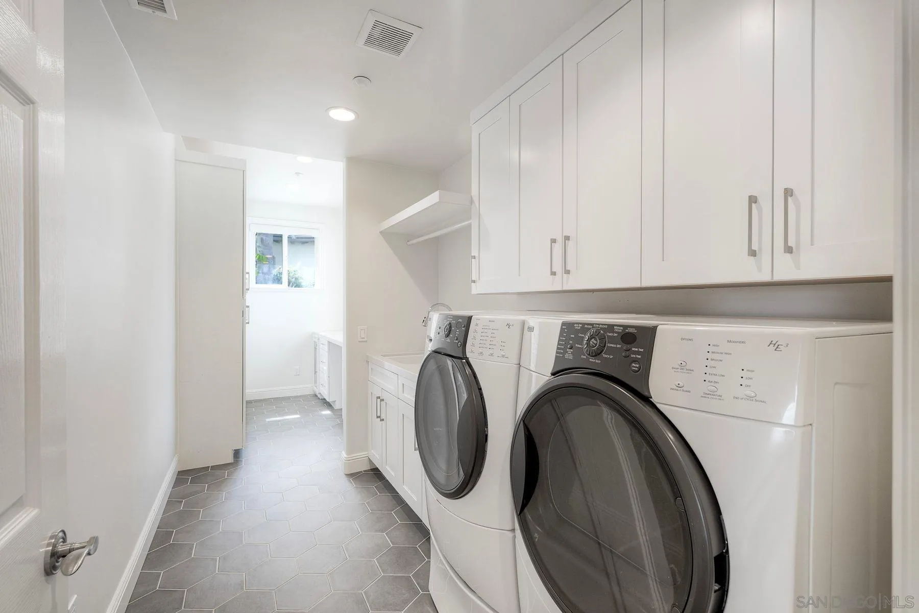 https://cdn.realtyfeed.com/cdn/127/260022956/47eada20cf56ee433acf3f37b54b2ef8.webp
