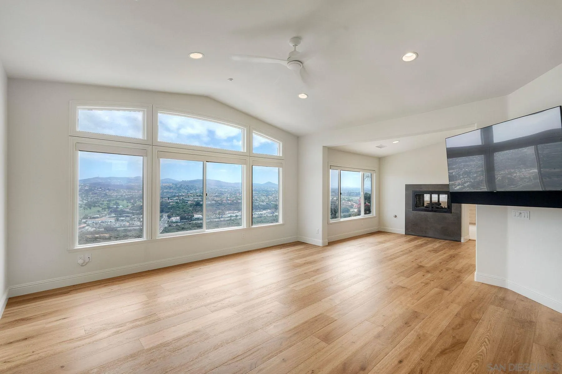 https://cdn.realtyfeed.com/cdn/127/260022956/778f800c4c2bda710adc325f4dc745c8.webp