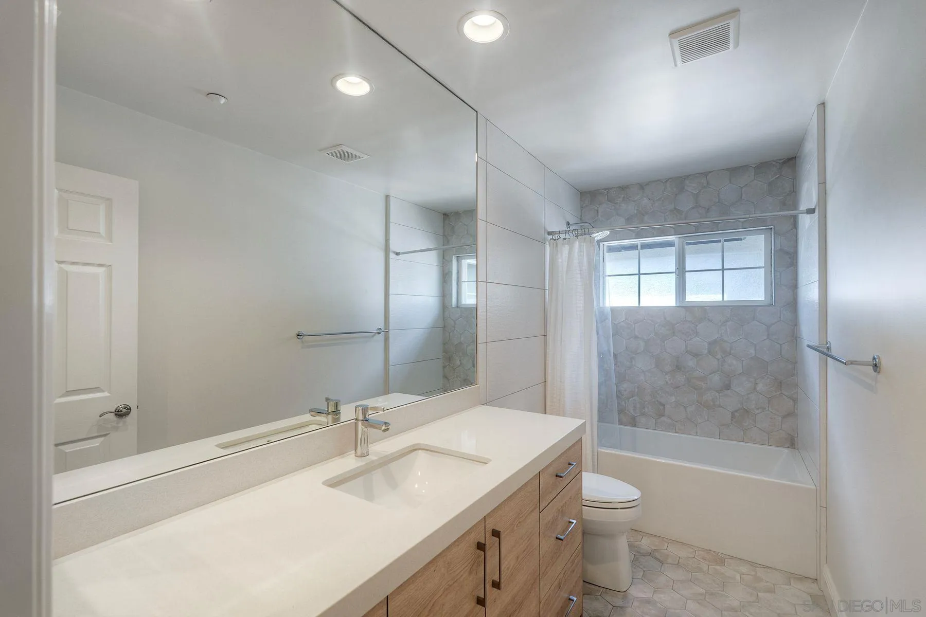 https://cdn.realtyfeed.com/cdn/127/260022956/eced6fbadf8c0232f70bd282098ec45c.webp