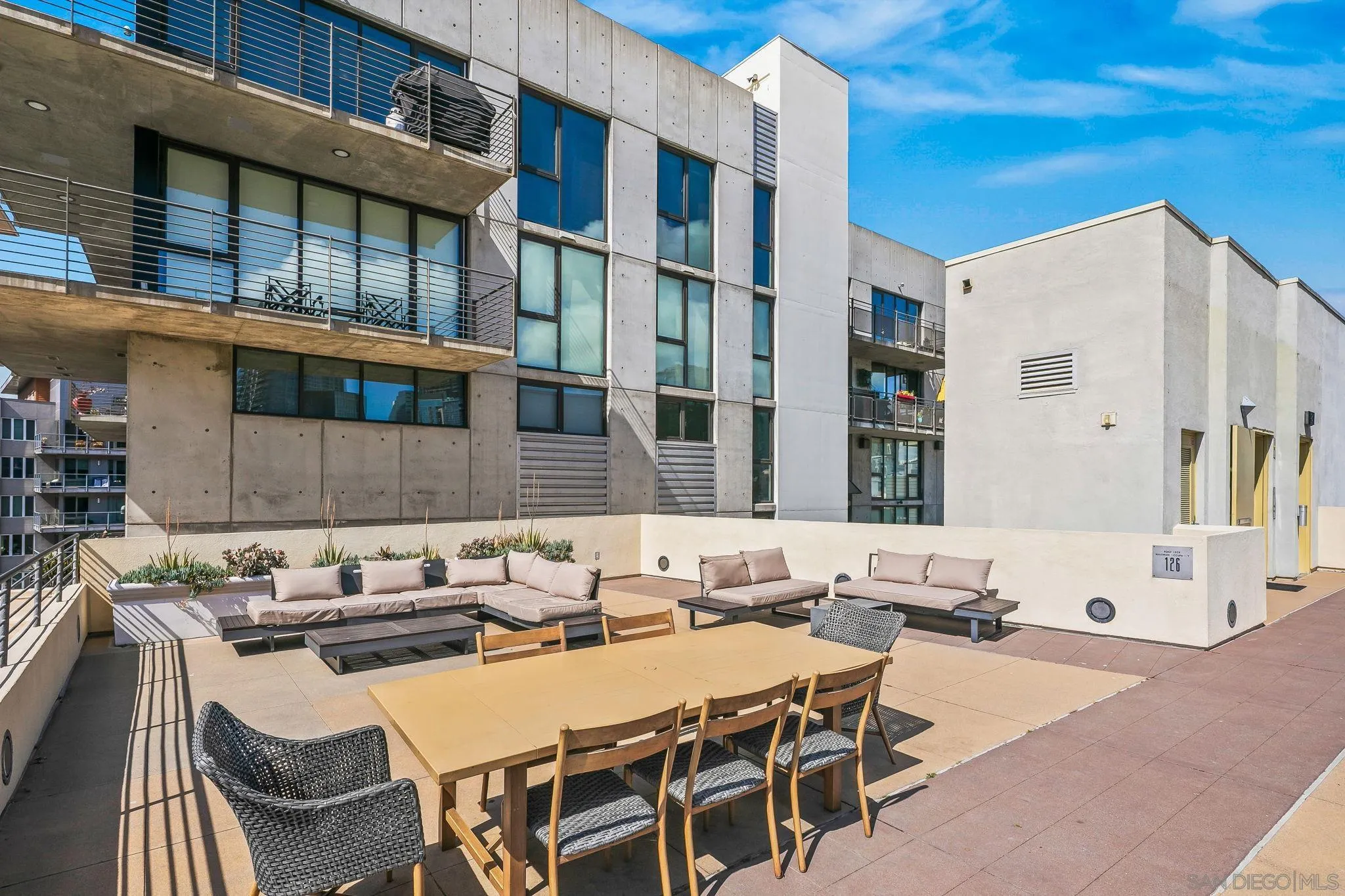 https://cdn.realtyfeed.com/cdn/127/260022960/545b06cc2a87476b5be32bcc954350dd.webp