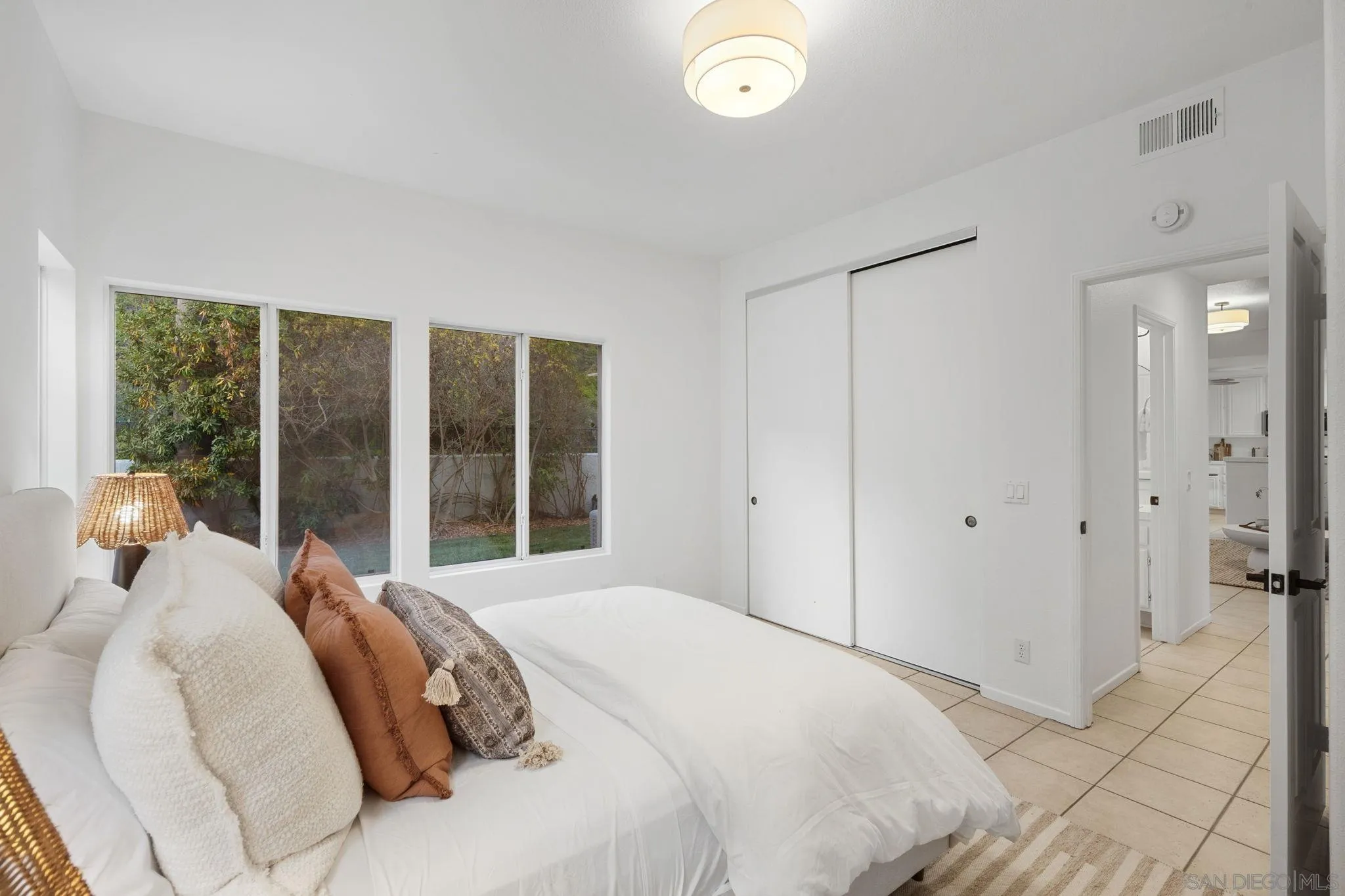 https://cdn.realtyfeed.com/cdn/127/260022963/d0874877b8fe4e37b16bcacf293babfa.webp