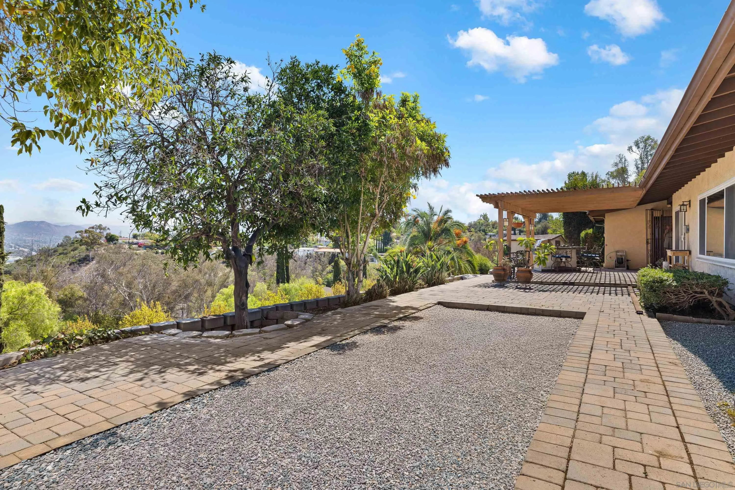 https://cdn.realtyfeed.com/cdn/127/260022971/ea4f74f78ad660e692400a3aa43b343d.webp