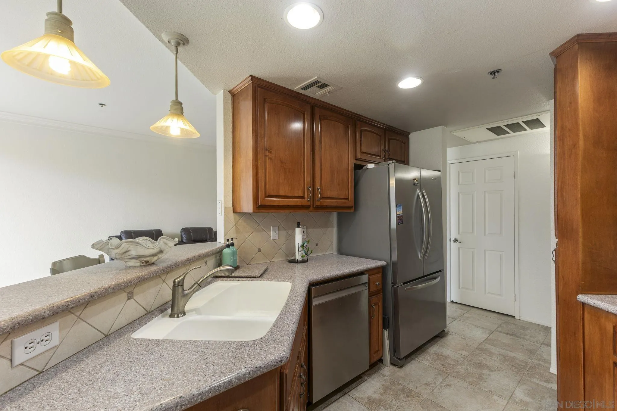https://cdn.realtyfeed.com/cdn/127/260022975/a128fb10562381bbcb15cc21c7e6f12c.webp