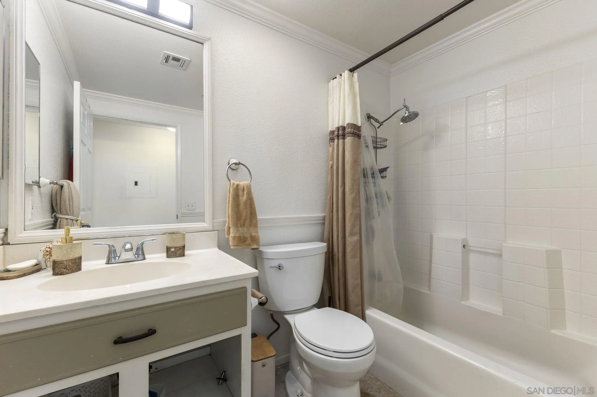 https://cdn.realtyfeed.com/cdn/127/260022975/b96bc9e8cbcd7a9e177f9c2e97d04142.webp
