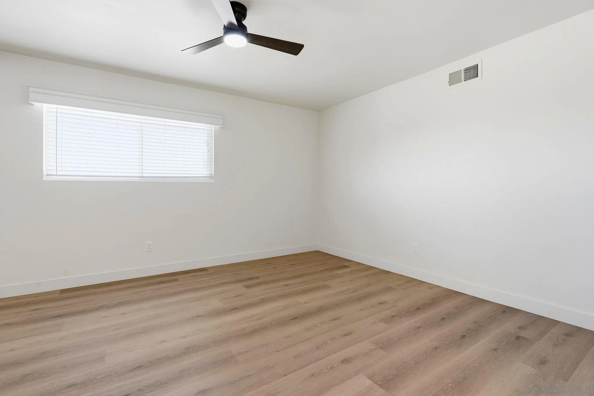 https://cdn.realtyfeed.com/cdn/127/260022998/8a55c1112ac461e0a8343bbfef774704.webp