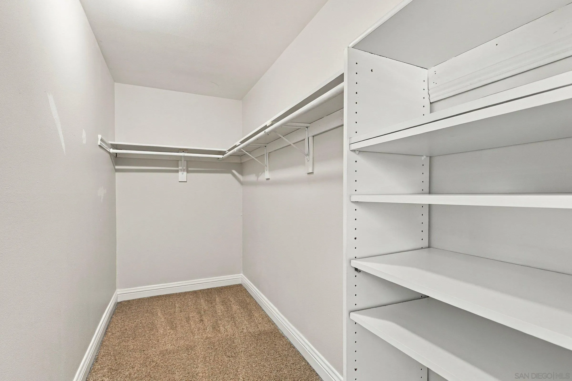https://cdn.realtyfeed.com/cdn/127/260023006/139b6495f09eedb431747300eb81a8e2.webp