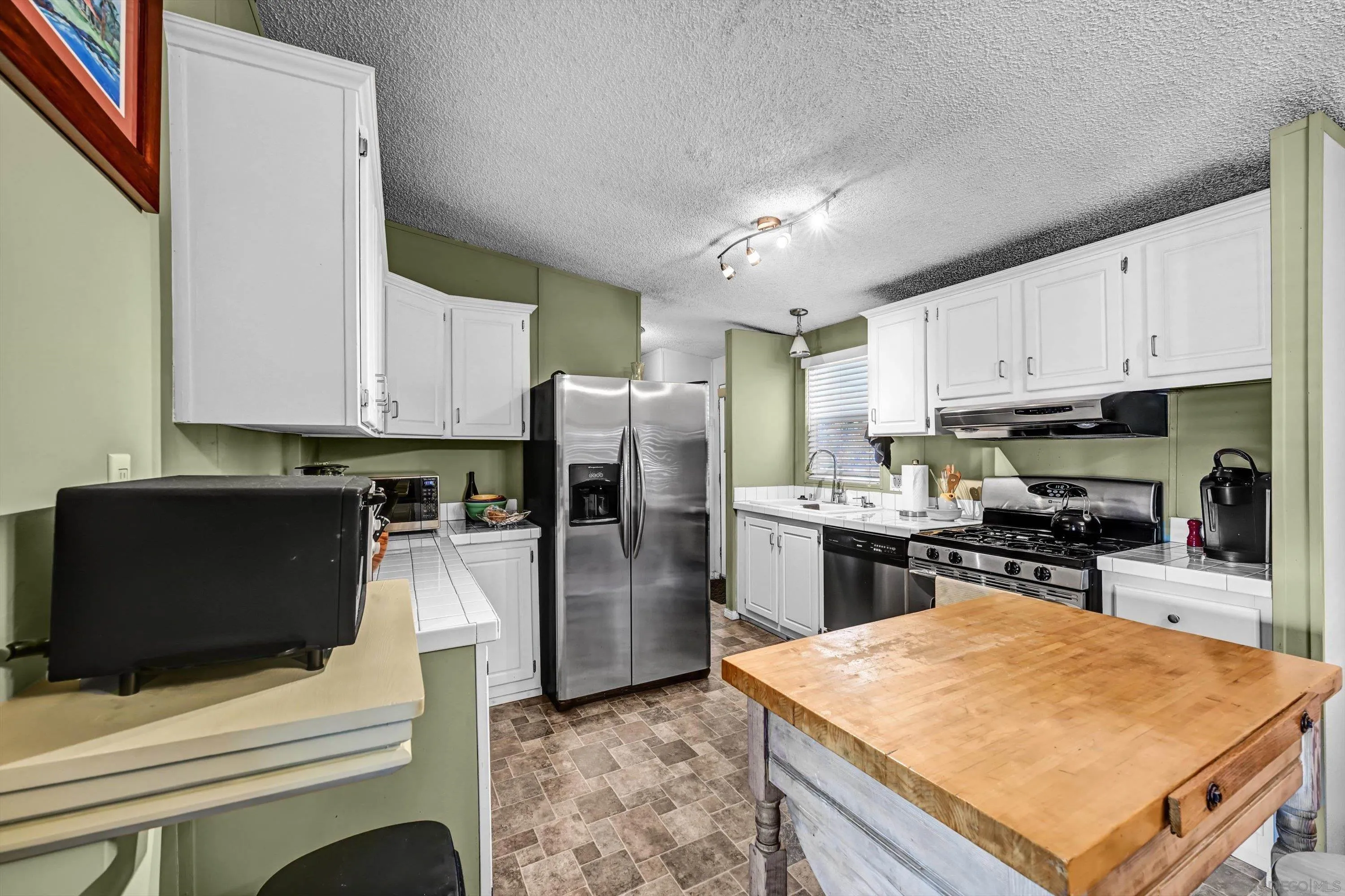 https://cdn.realtyfeed.com/cdn/127/260023007/5e51666f9cbed56ea98eef869aadf561.webp