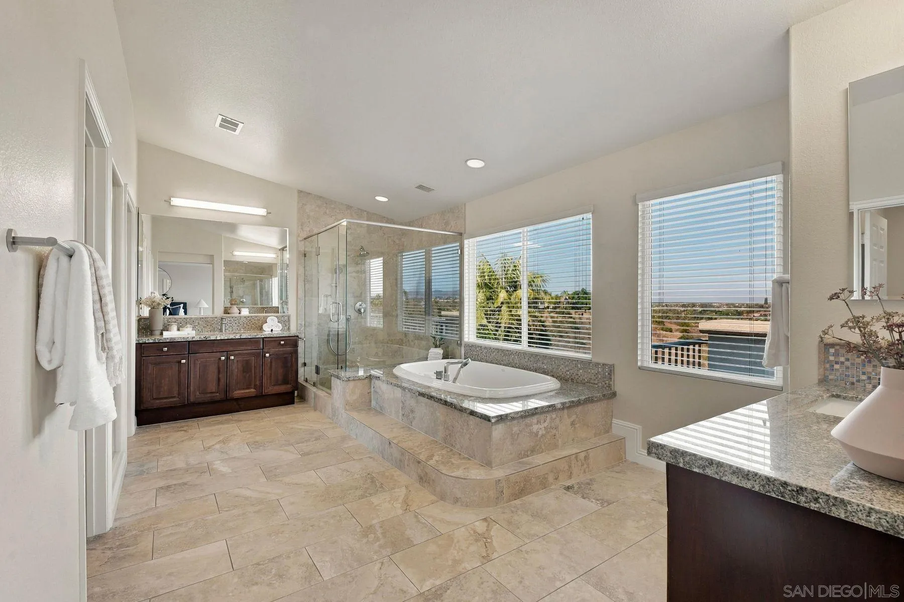 https://cdn.realtyfeed.com/cdn/127/260023014/03c8171b460424e3157ff6cd32a77d4e.webp