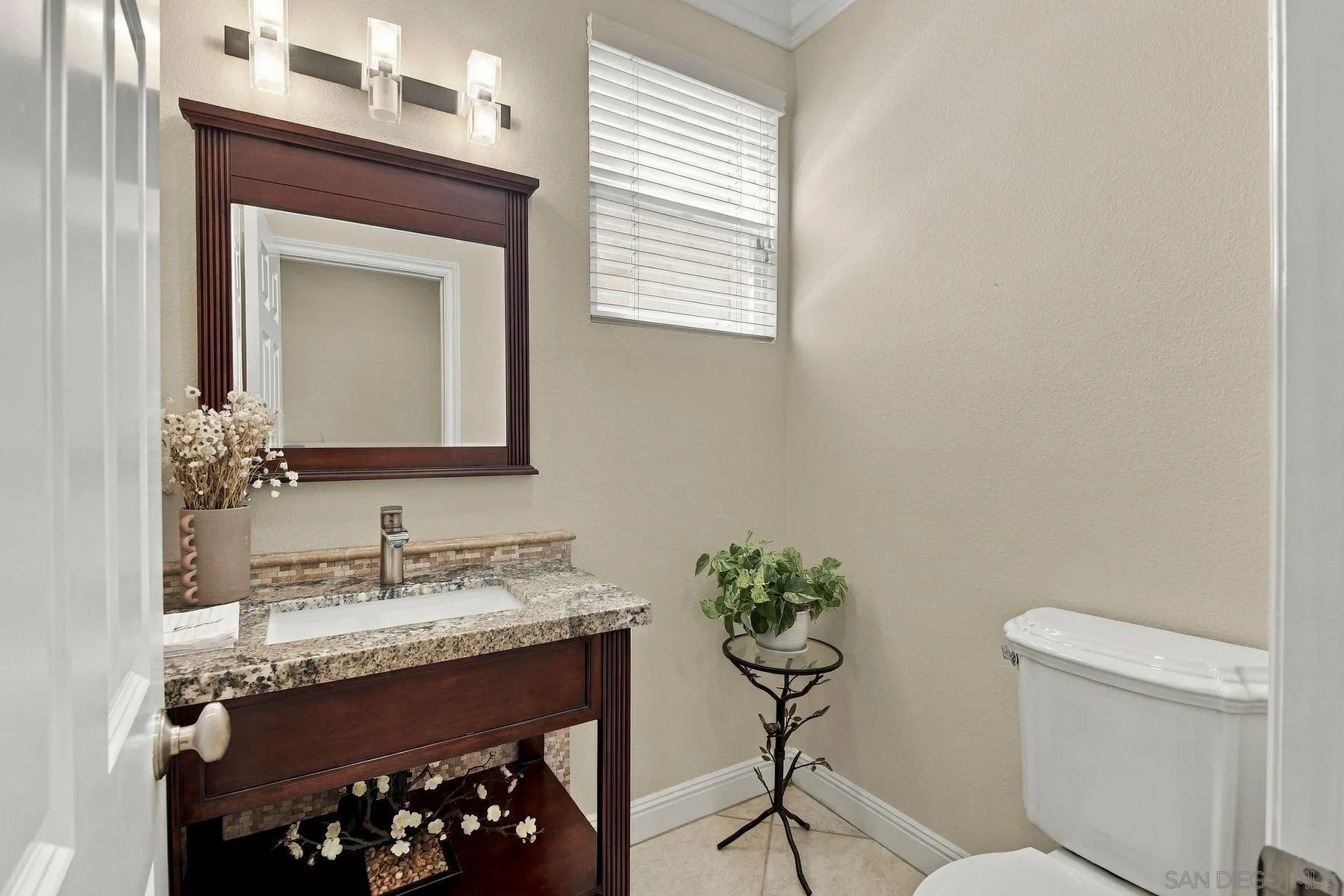 https://cdn.realtyfeed.com/cdn/127/260023014/61d8cb4c7bc4374cad45a66d238749b8.webp